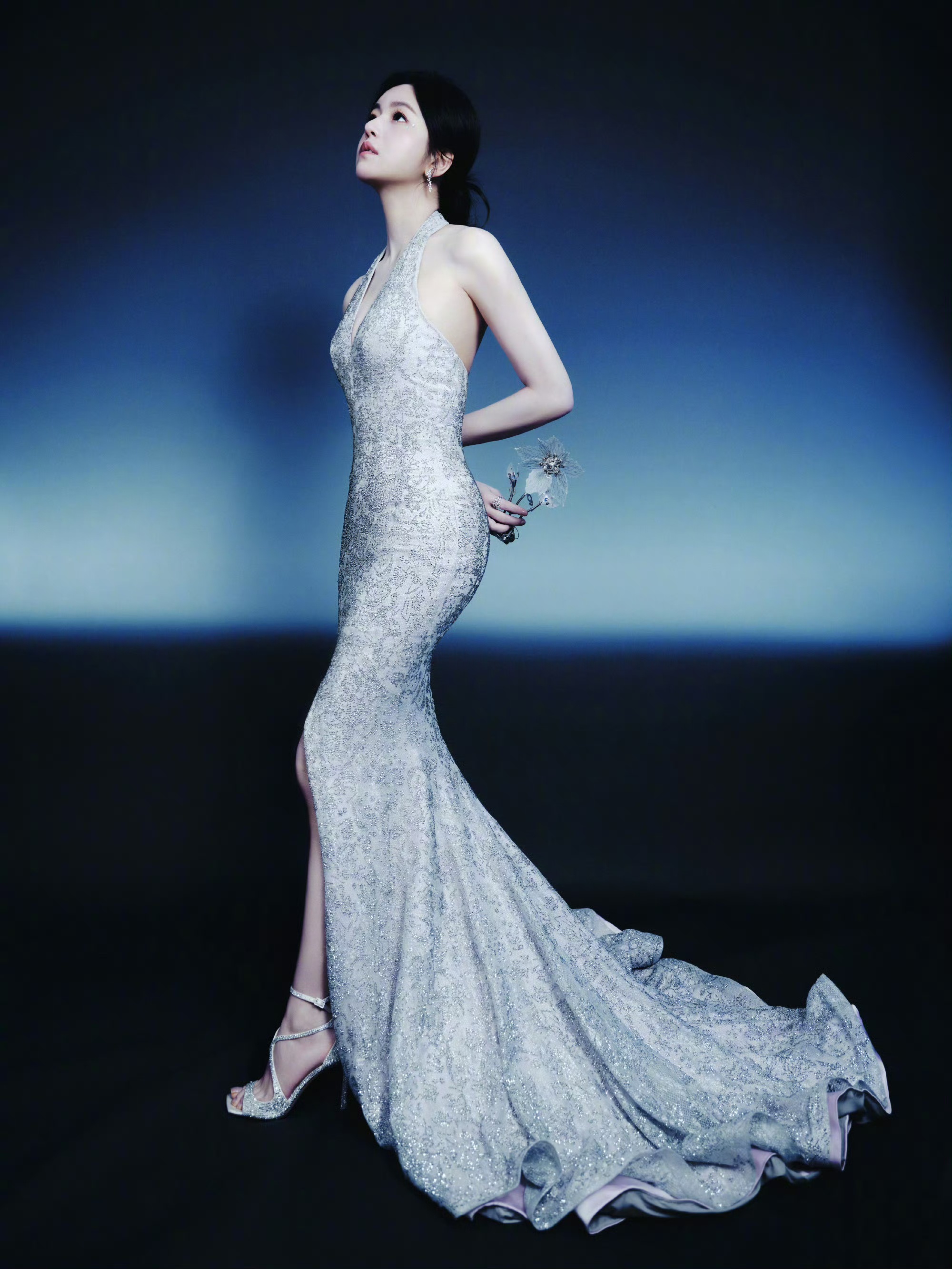 陈妍希人鱼风造型：亮片鱼尾裙演绎的清冷流光