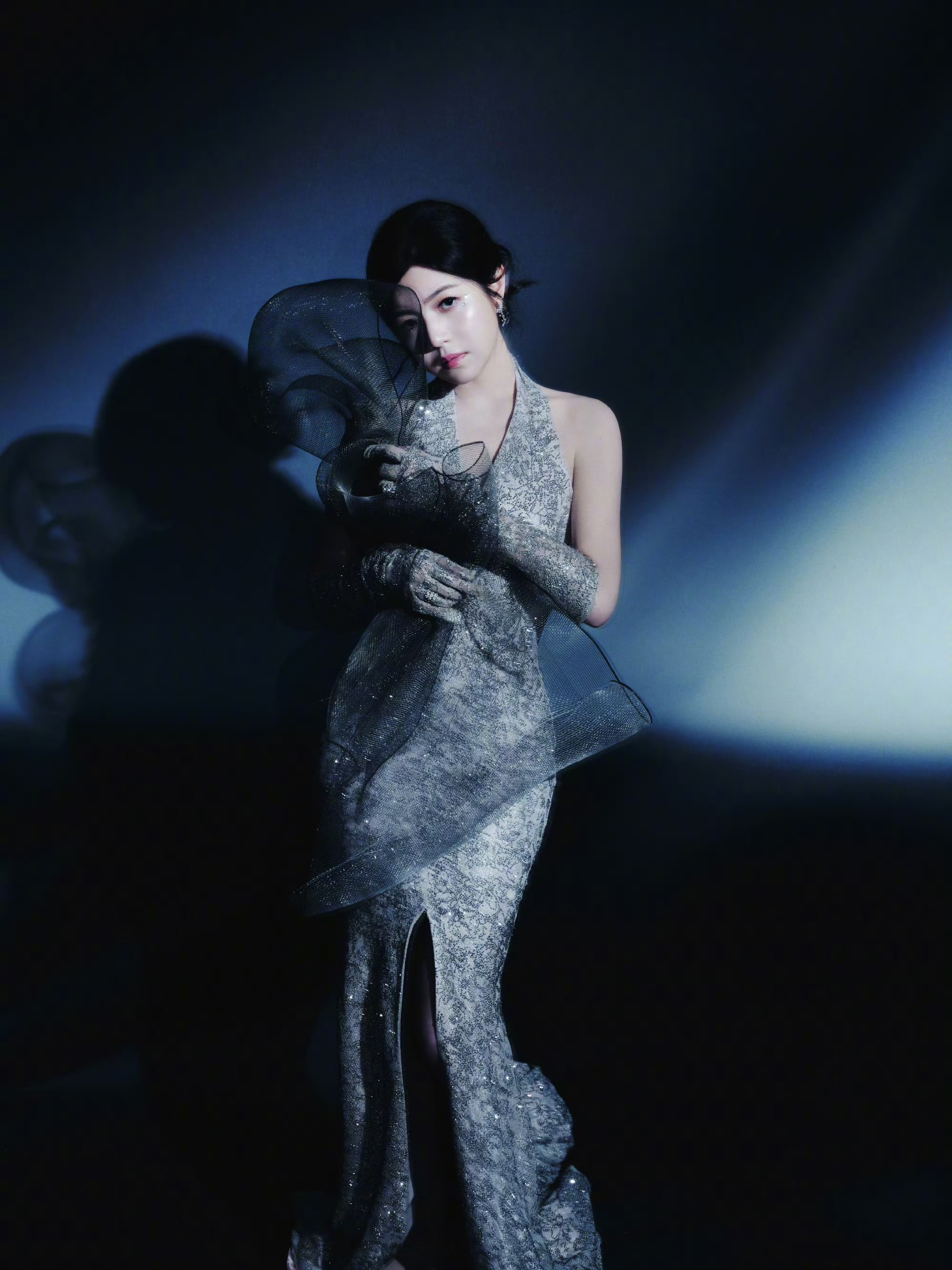 陈妍希人鱼风造型:亮片鱼尾裙演绎的清冷流光