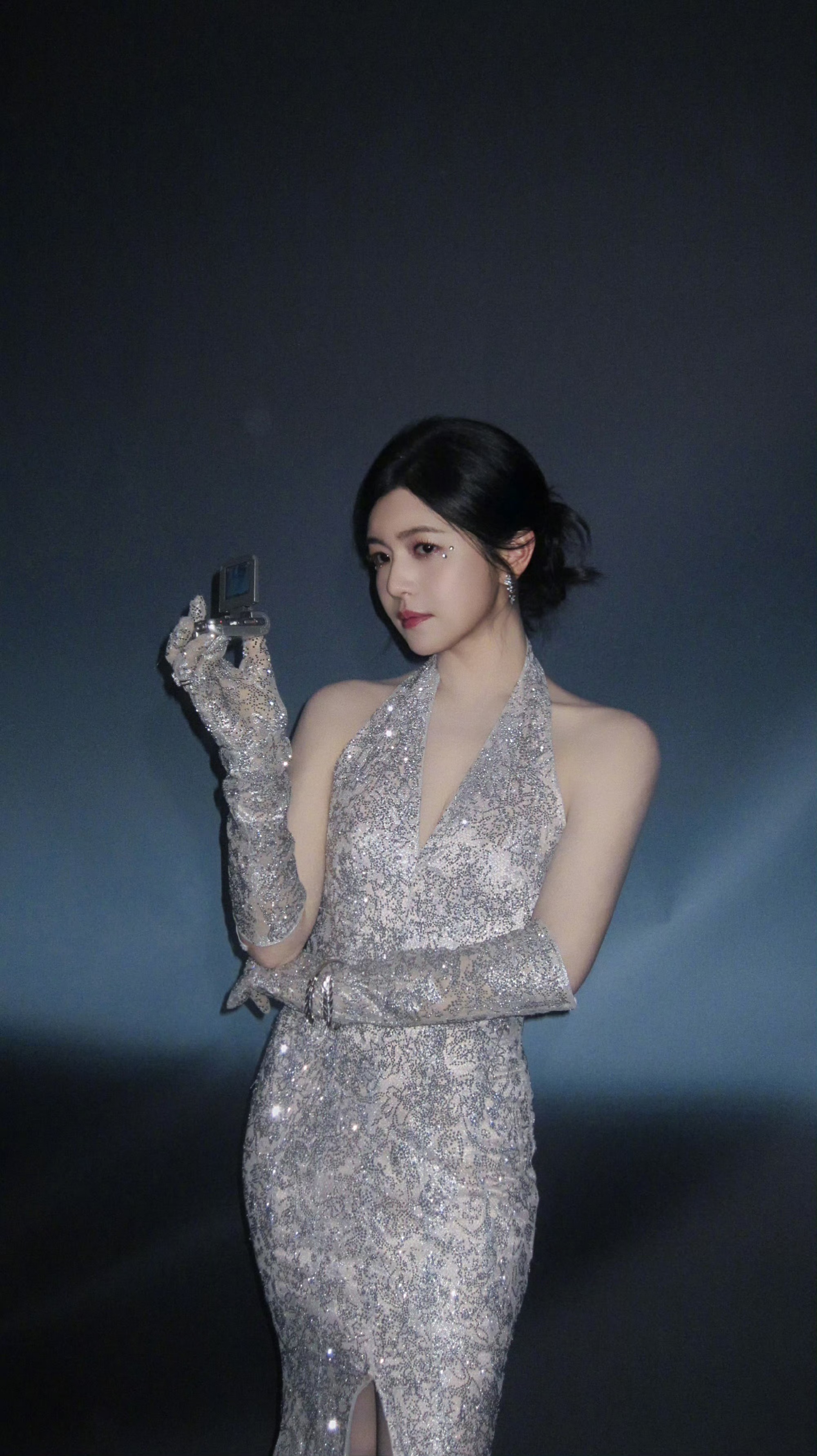 陈妍希人鱼风造型：亮片鱼尾裙演绎的清冷流光