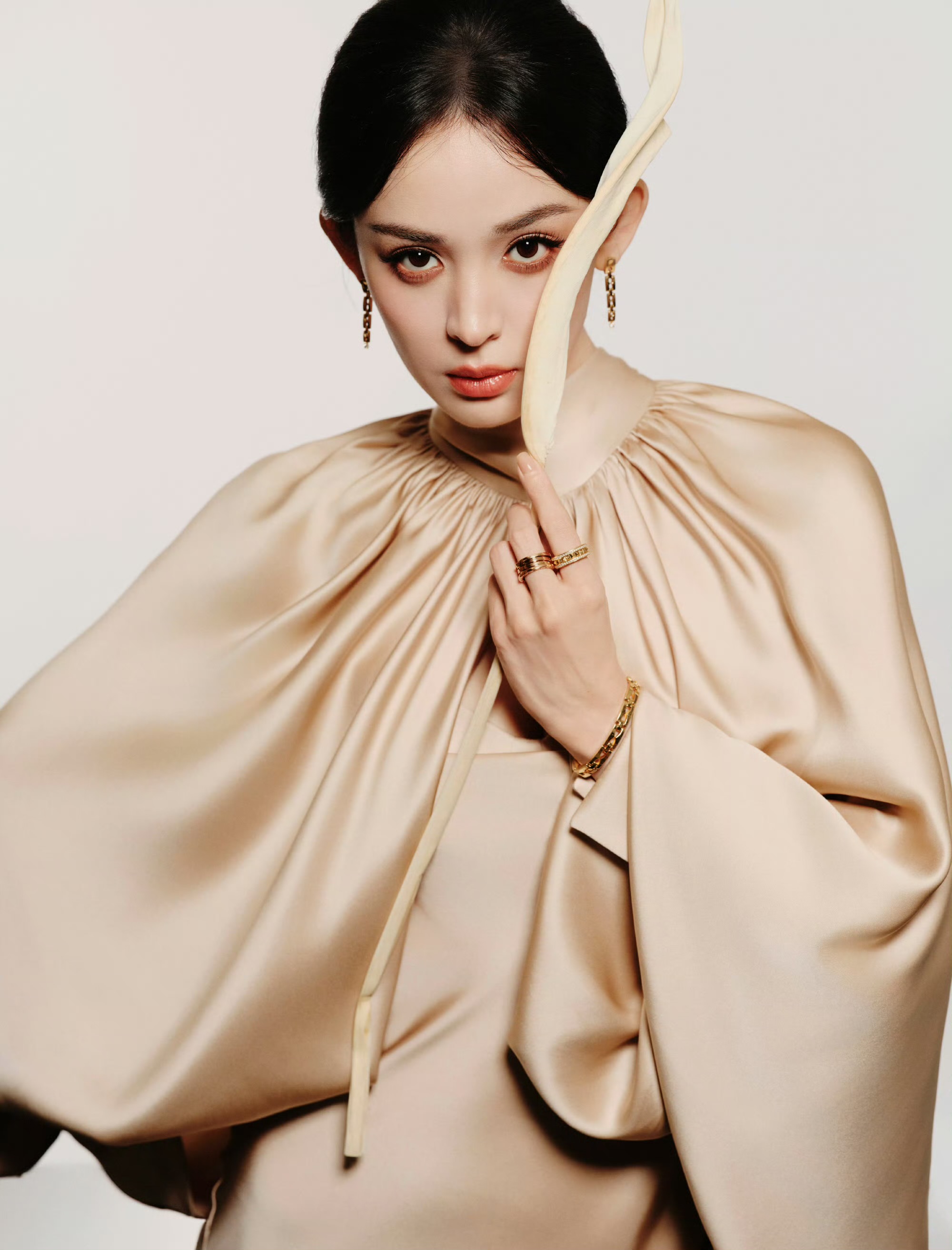 娜扎「香槟魅影」造型：缎面流光里的优雅锋芒