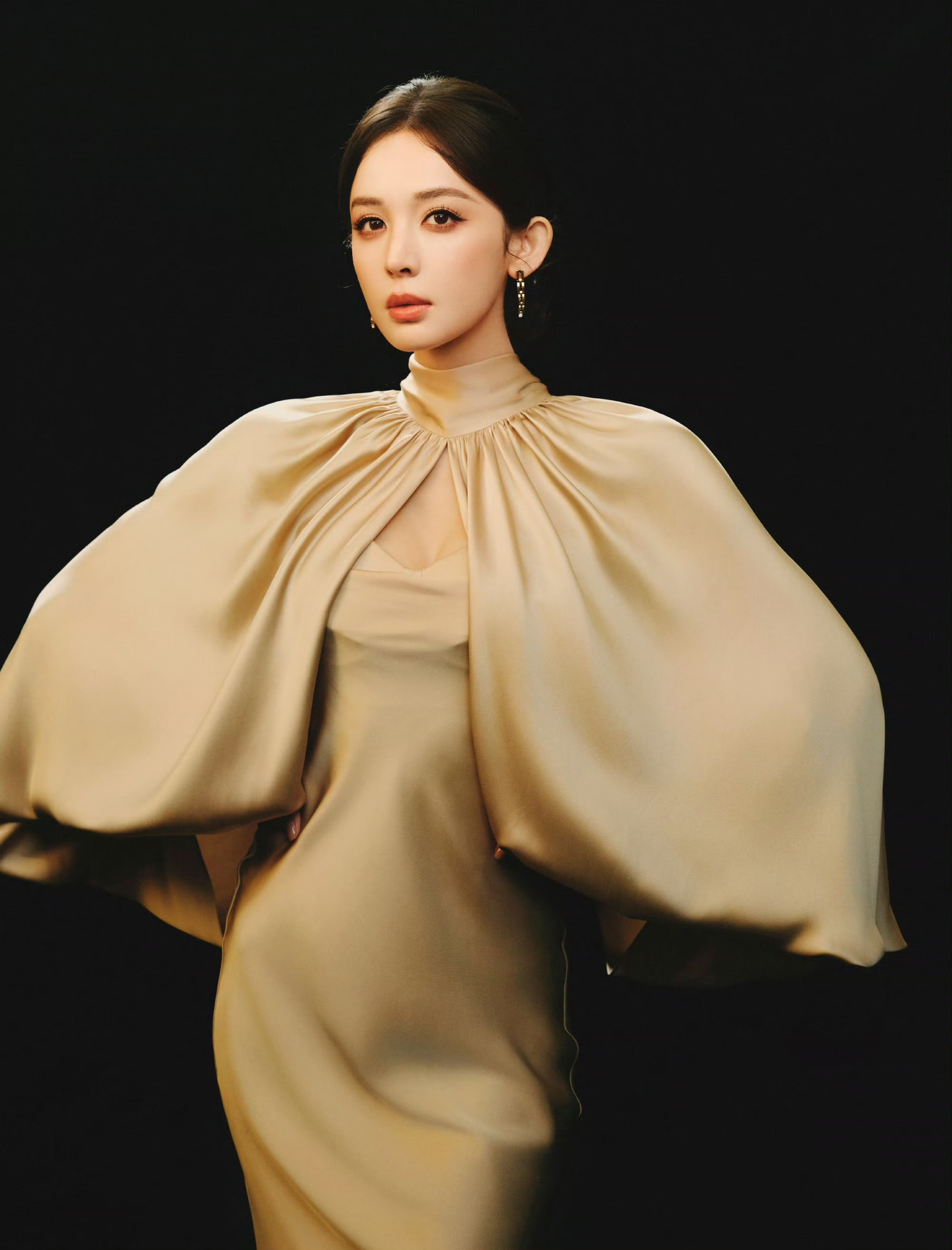 娜扎「香槟魅影」造型：缎面流光里的优雅锋芒