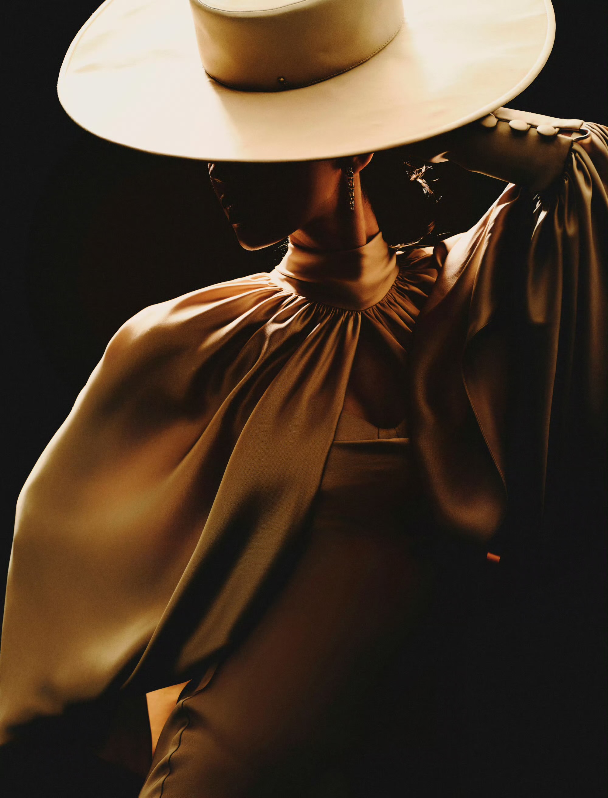 娜扎「香槟魅影」造型：缎面流光里的优雅锋芒