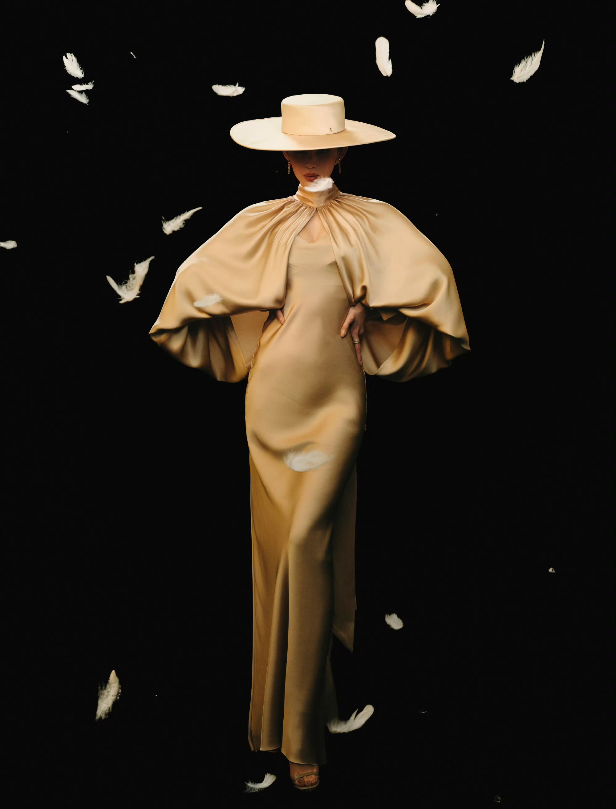 娜扎「香槟魅影」造型：缎面流光里的优雅锋芒