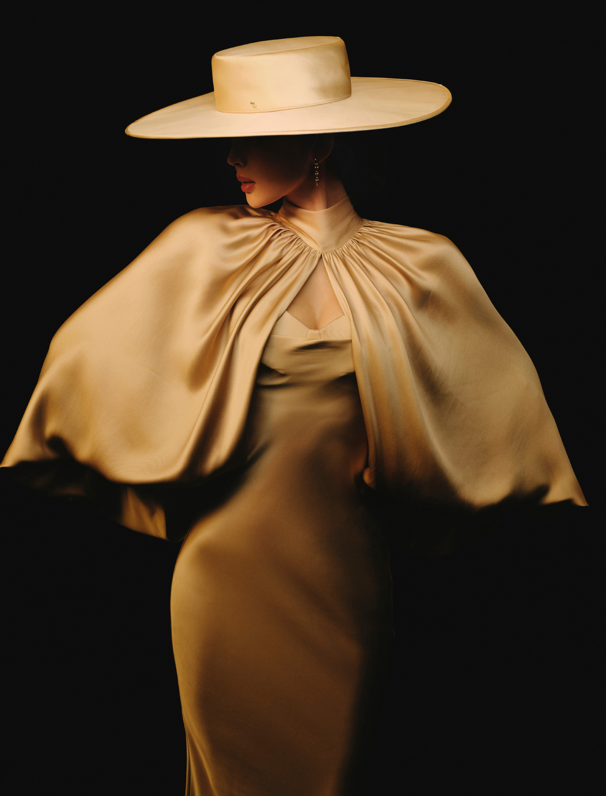 娜扎「香槟魅影」造型：缎面流光里的优雅锋芒