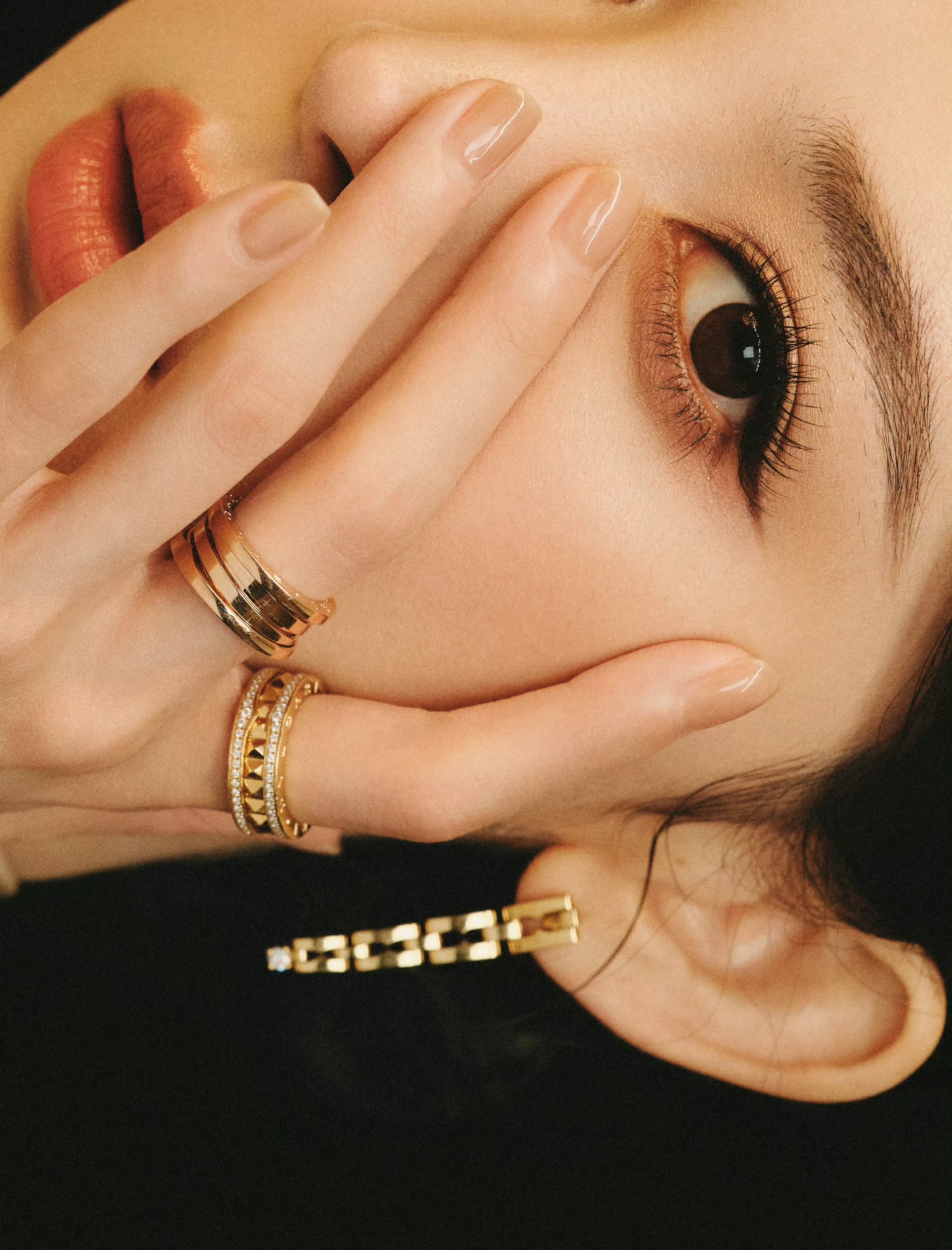 娜扎「香槟魅影」造型：缎面流光里的优雅锋芒