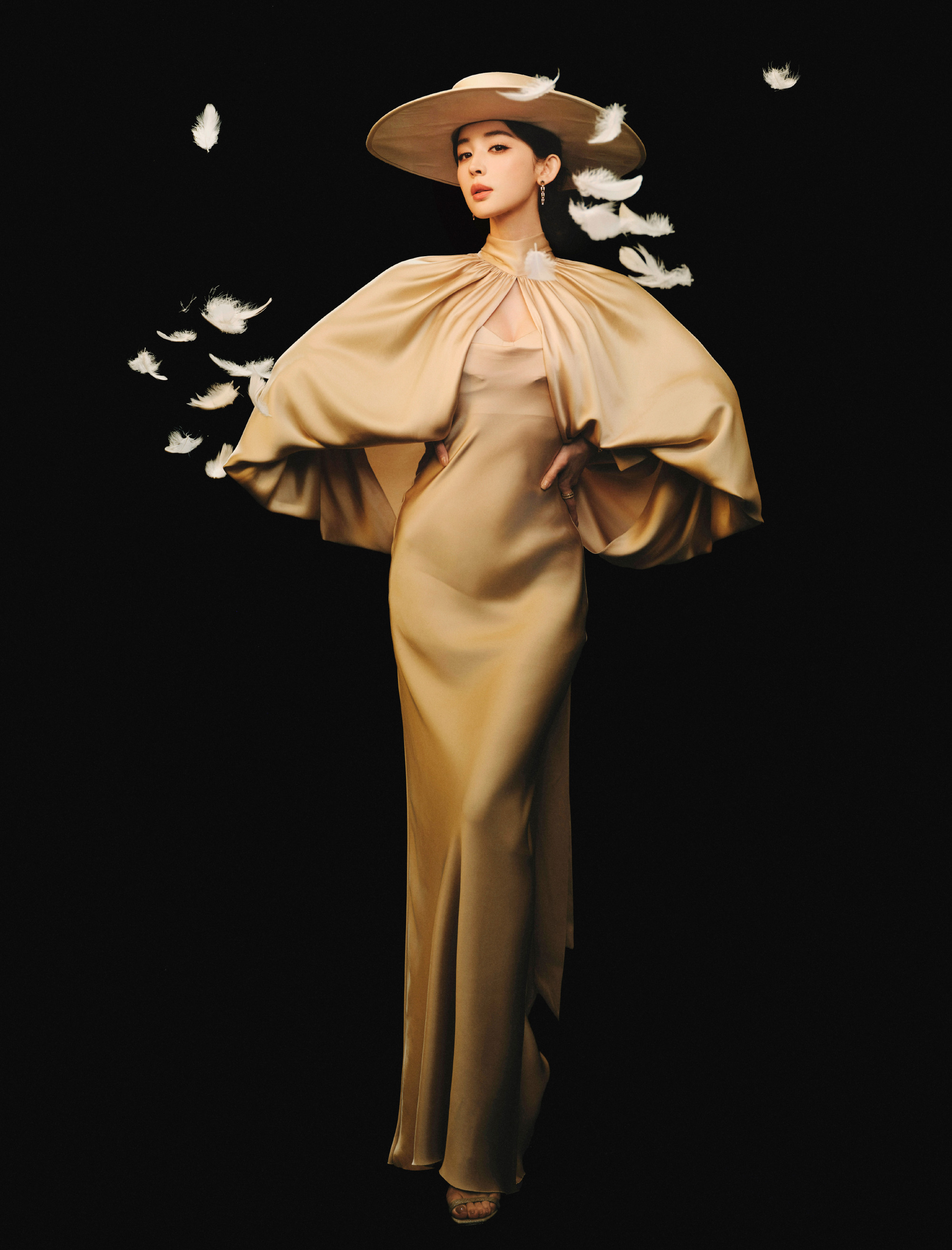 娜扎「香槟魅影」造型：缎面流光里的优雅锋芒