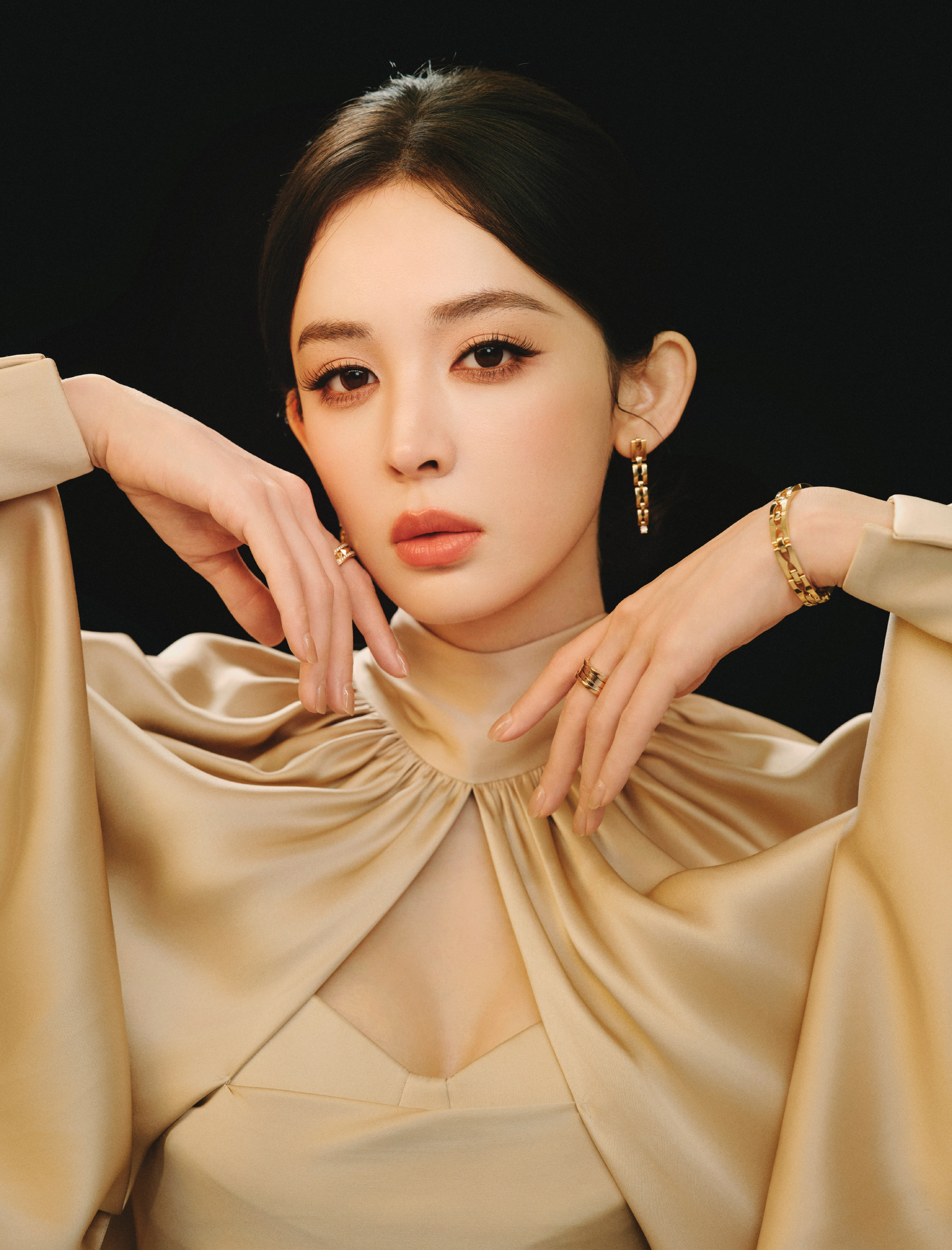 娜扎「香槟魅影」造型：缎面流光里的优雅锋芒