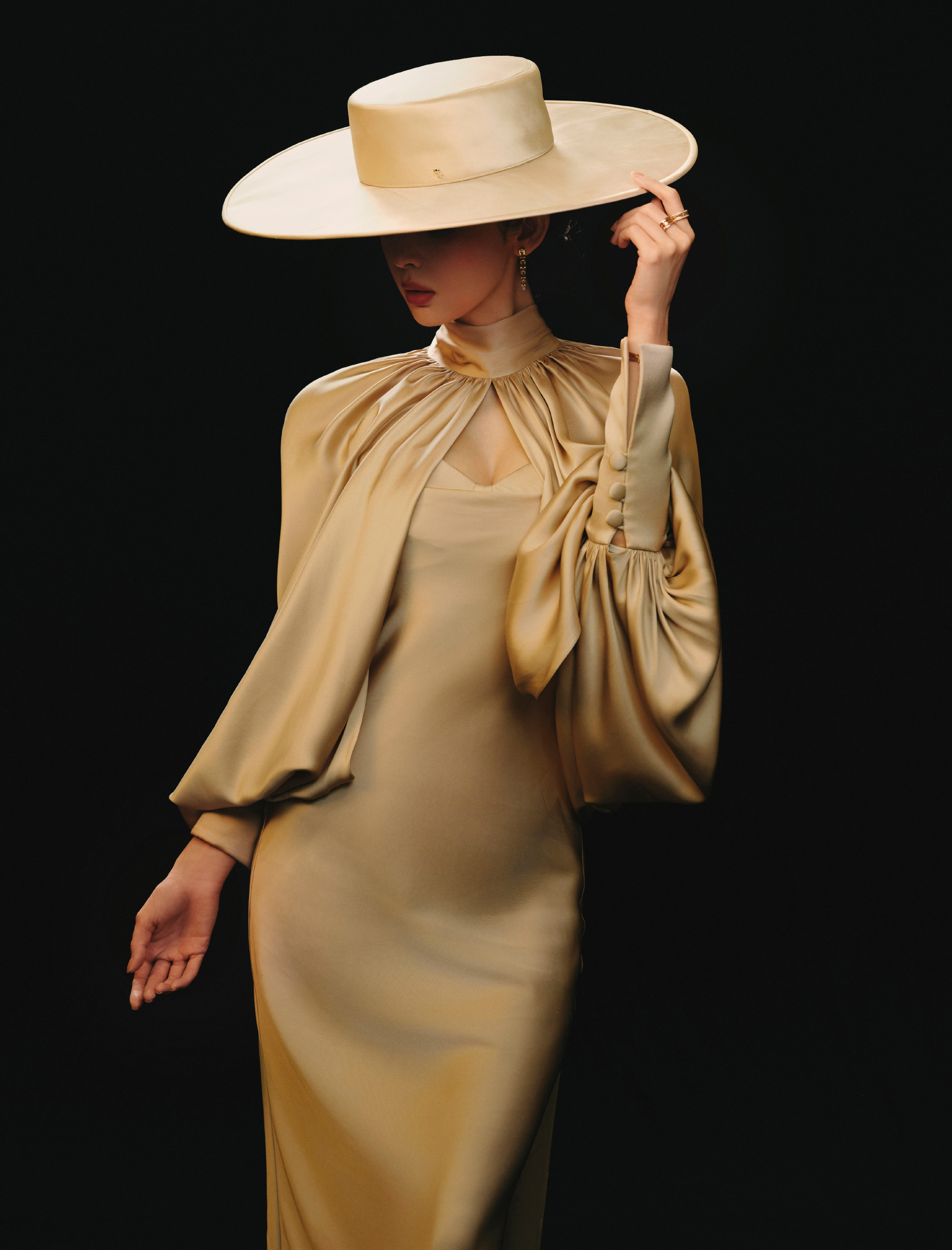 娜扎「香槟魅影」造型：缎面流光里的优雅锋芒