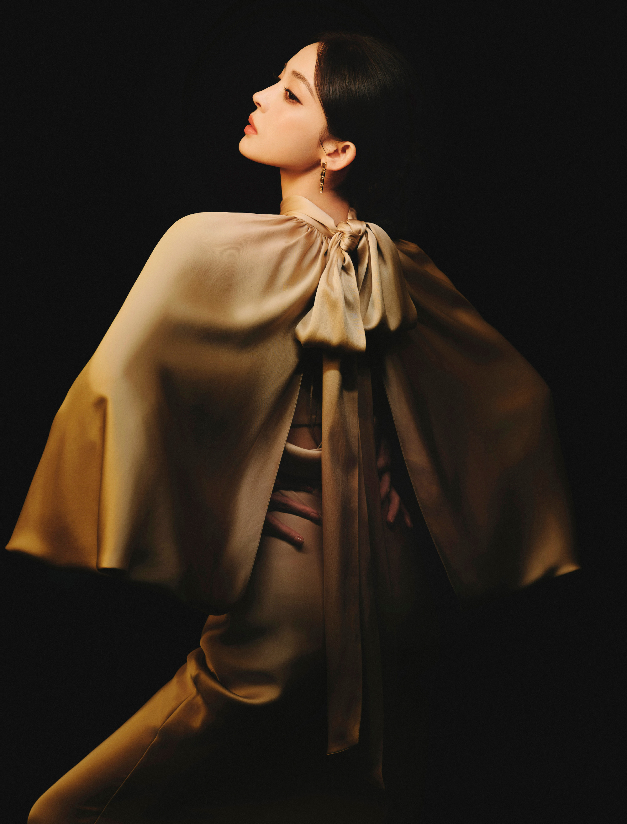 娜扎「香槟魅影」造型：缎面流光里的优雅锋芒