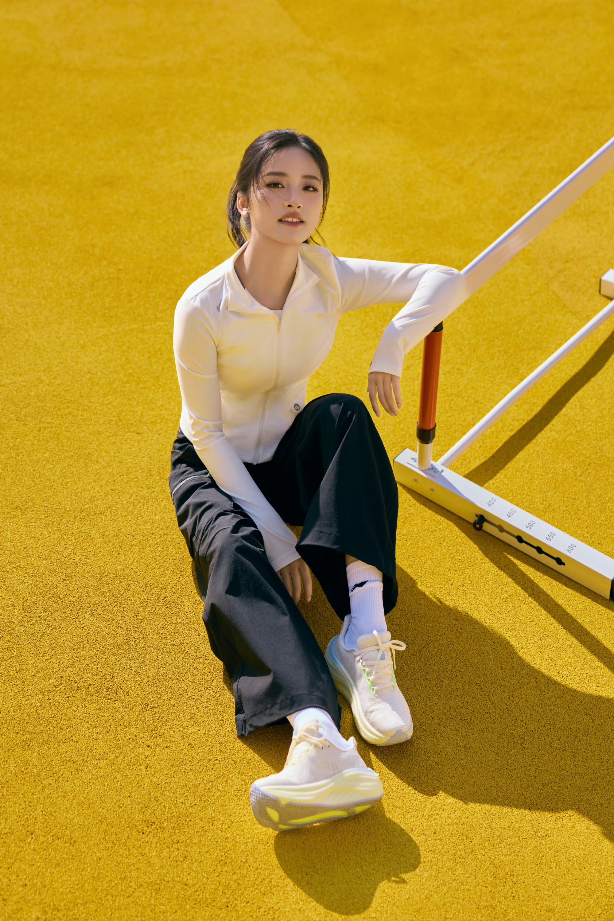 循迹悠然春色，沈月解锁元气运动穿搭美学