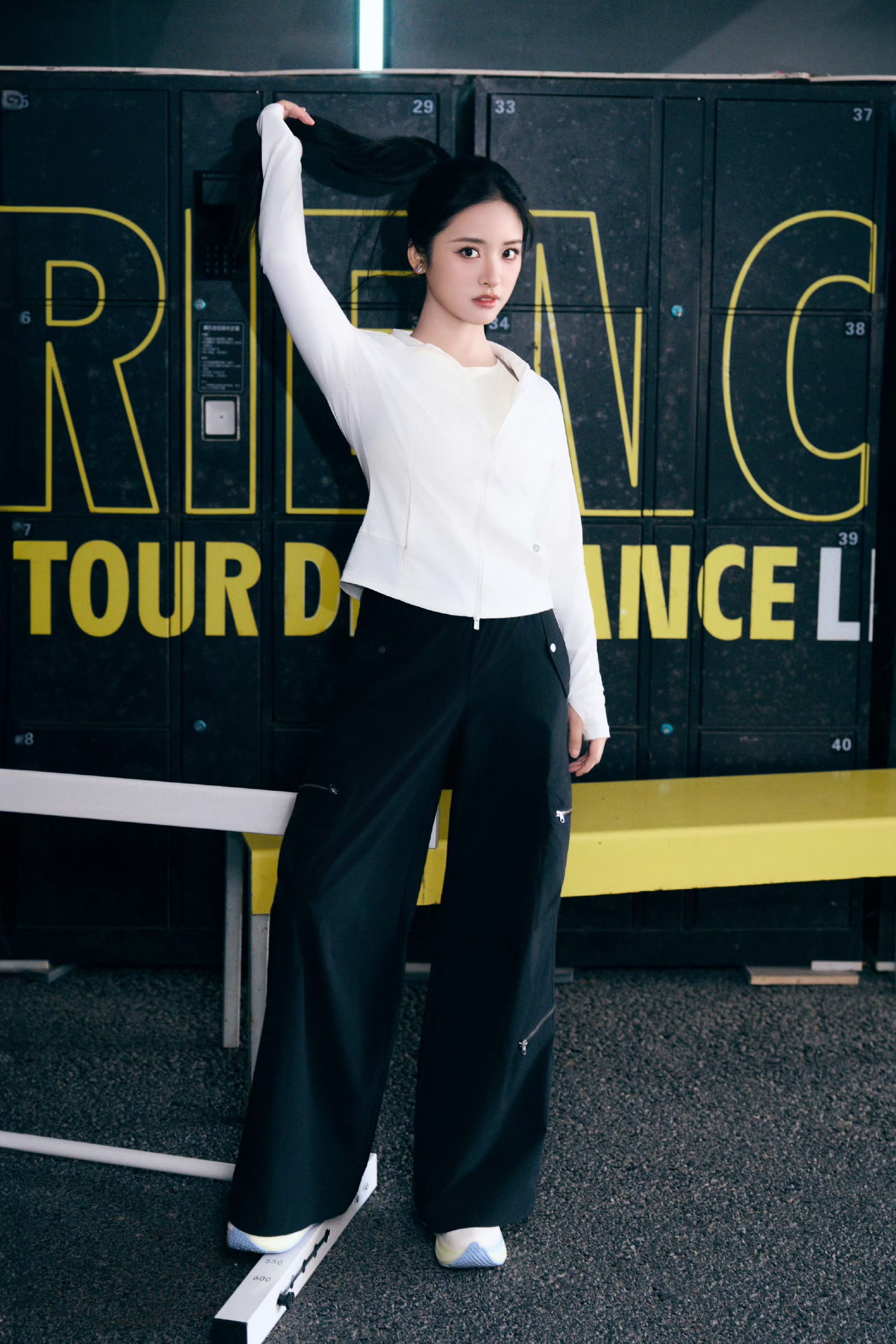 循迹悠然春色,沈月解锁元气运动穿搭美学