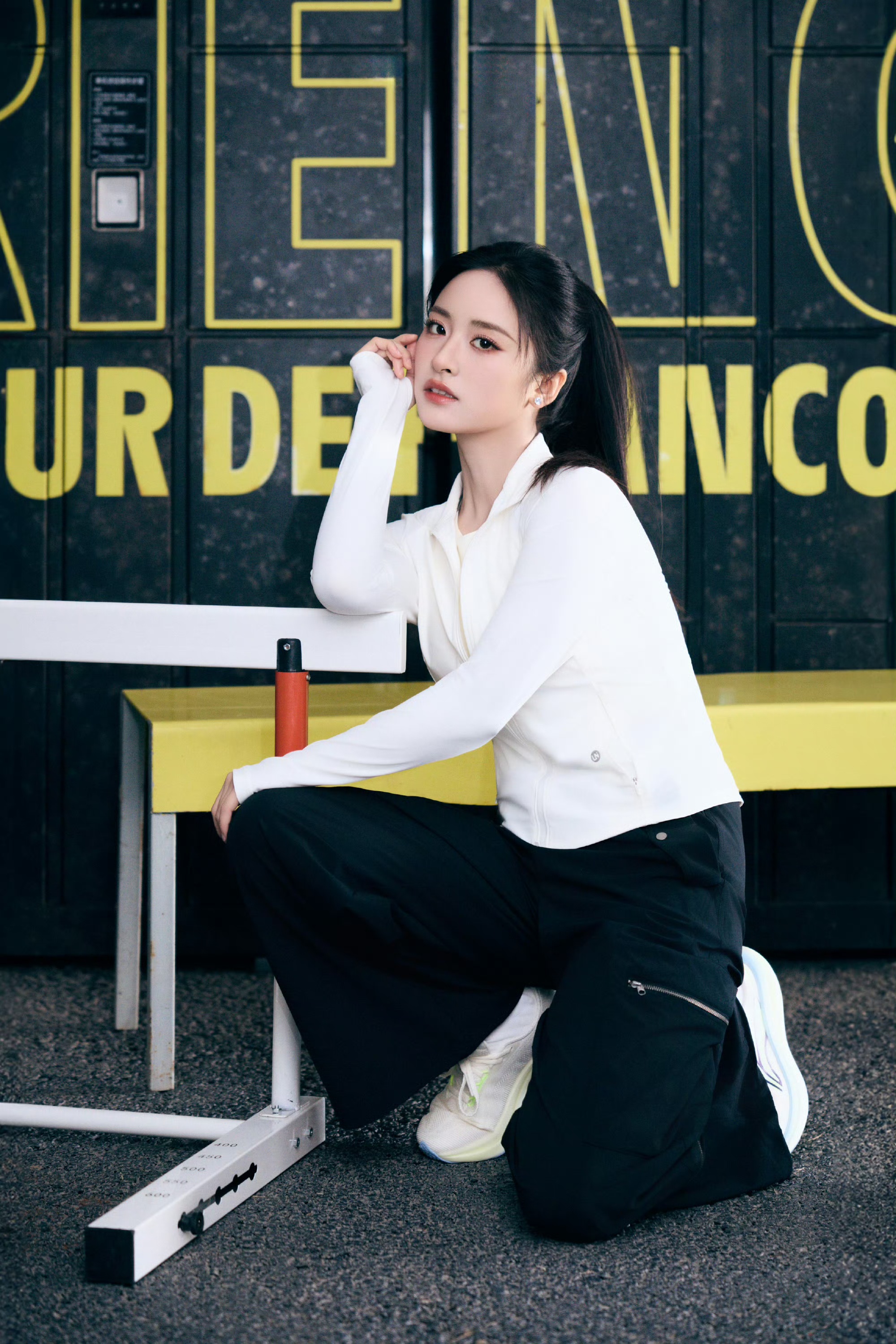 循迹悠然春色，沈月解锁元气运动穿搭美学