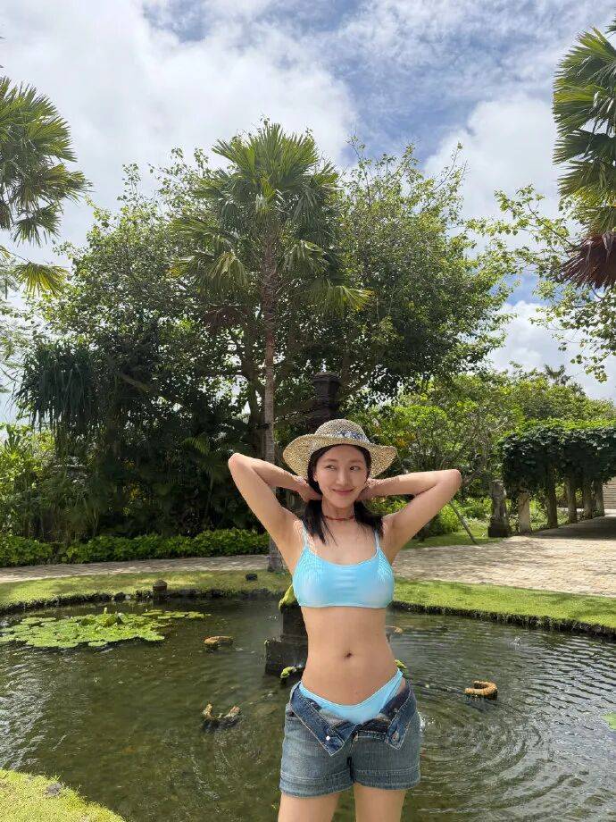 菅纫姿晒比基尼泳装露出事业线!魔鬼身材性感火辣-2 菅纫姿晒比基尼泳装露出事业线!魔鬼身材性感火辣