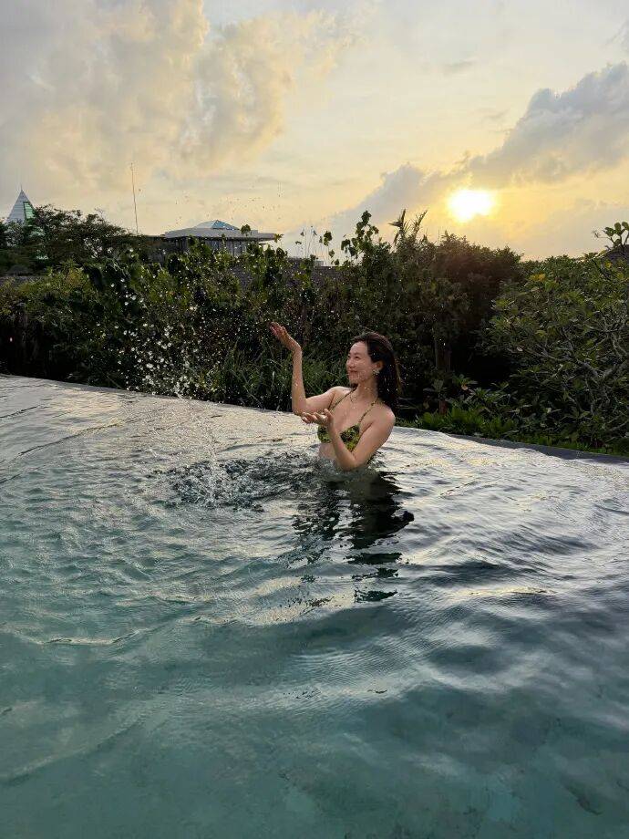 菅纫姿晒比基尼泳装露出事业线!魔鬼身材性感火辣-8 菅纫姿晒比基尼泳装露出事业线!魔鬼身材性感火辣