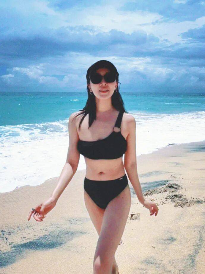 菅纫姿晒比基尼泳装露出事业线!魔鬼身材性感火辣-3 菅纫姿晒比基尼泳装露出事业线!魔鬼身材性感火辣