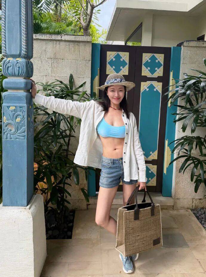 菅纫姿晒比基尼泳装露出事业线!魔鬼身材性感火辣-5 菅纫姿晒比基尼泳装露出事业线!魔鬼身材性感火辣