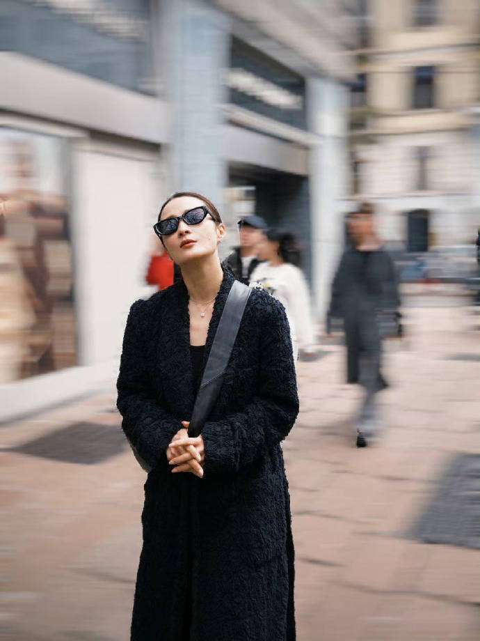 50岁蒋勤勤米兰街拍火了!黑白胶片照氛围感拉满,这状态绝了-1 50岁蒋勤勤米兰街拍火了!黑白胶片照氛围感拉满,这状态绝了