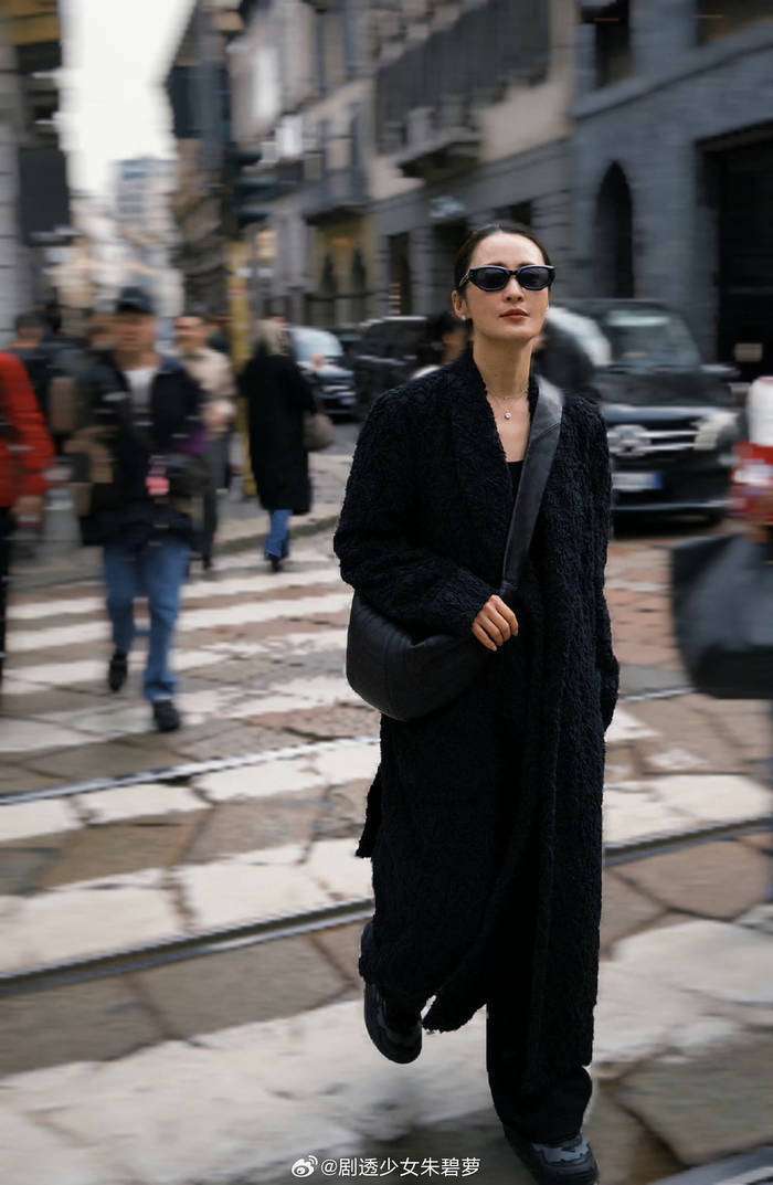 50岁蒋勤勤米兰街拍火了!黑白胶片照氛围感拉满,这状态绝了-3 50岁蒋勤勤米兰街拍火了!黑白胶片照氛围感拉满,这状态绝了