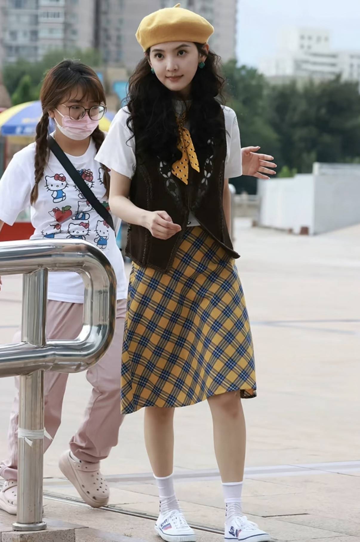 不愧是宅男女神,章若楠《冬去春来》15套穿搭演绎90年代女神穿搭-8 不愧是宅男女神,章若楠《冬去春来》15套穿搭演绎90年代女神穿搭