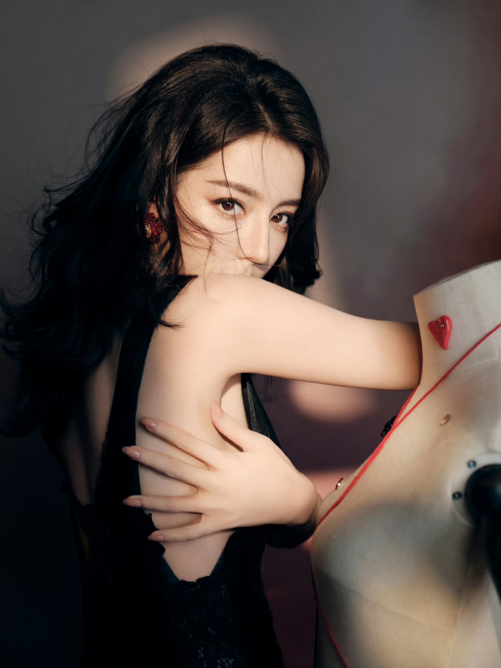 红黑塑鬼王风骨，迪丽热巴演绎冷艳神性穿搭美学