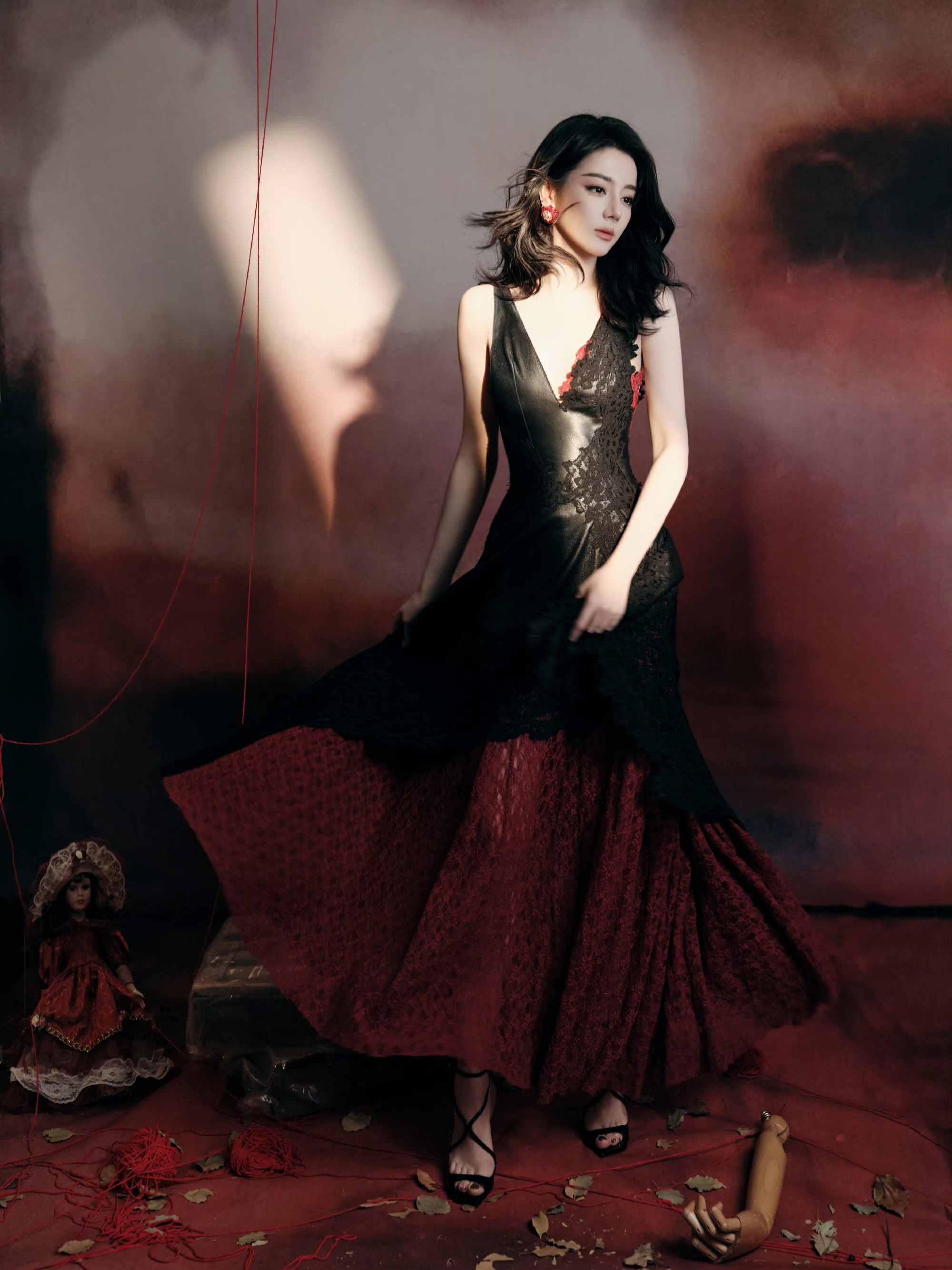 红黑塑鬼王风骨，迪丽热巴演绎冷艳神性穿搭美学