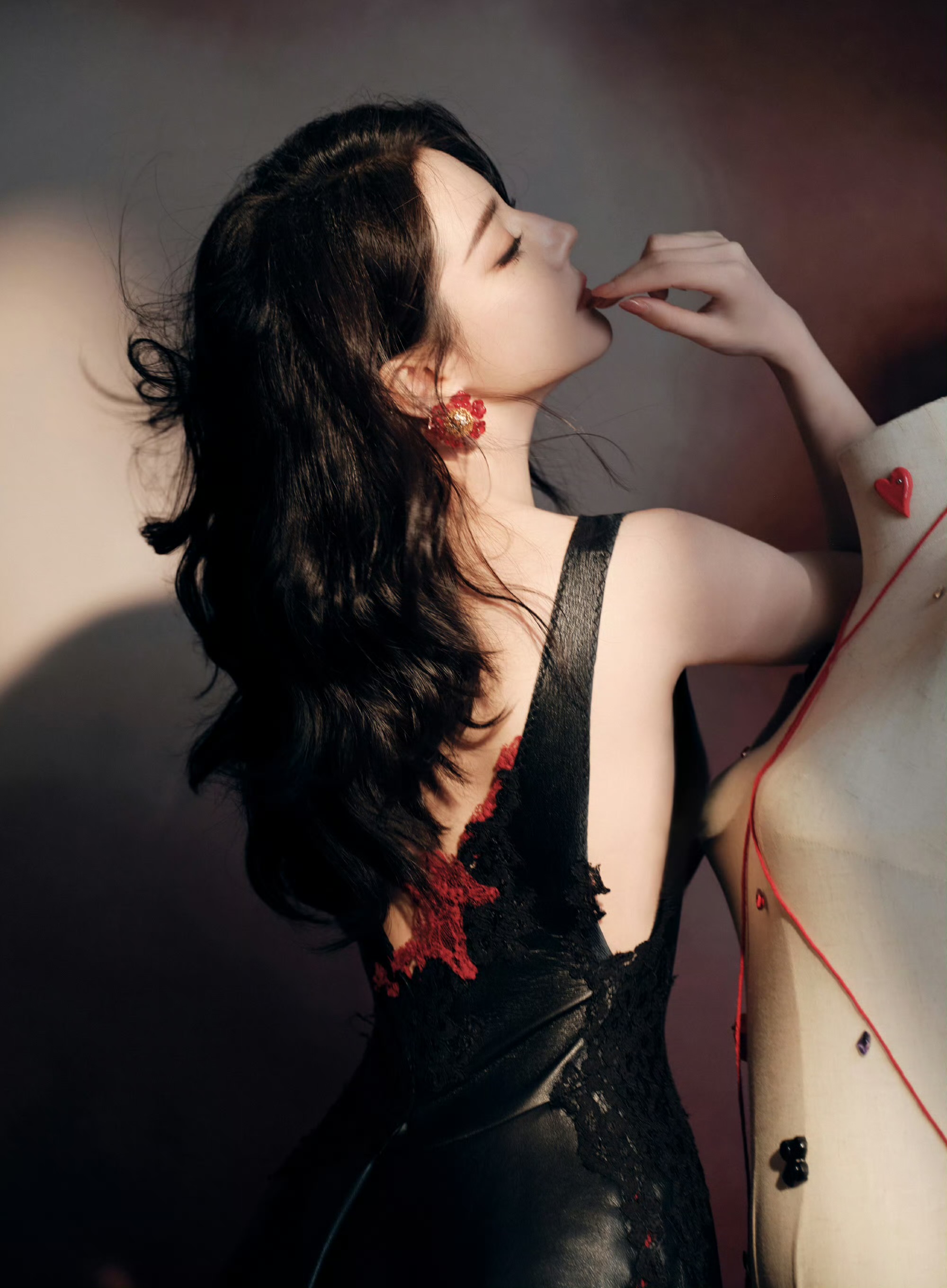 红黑塑鬼王风骨，迪丽热巴演绎冷艳神性穿搭美学