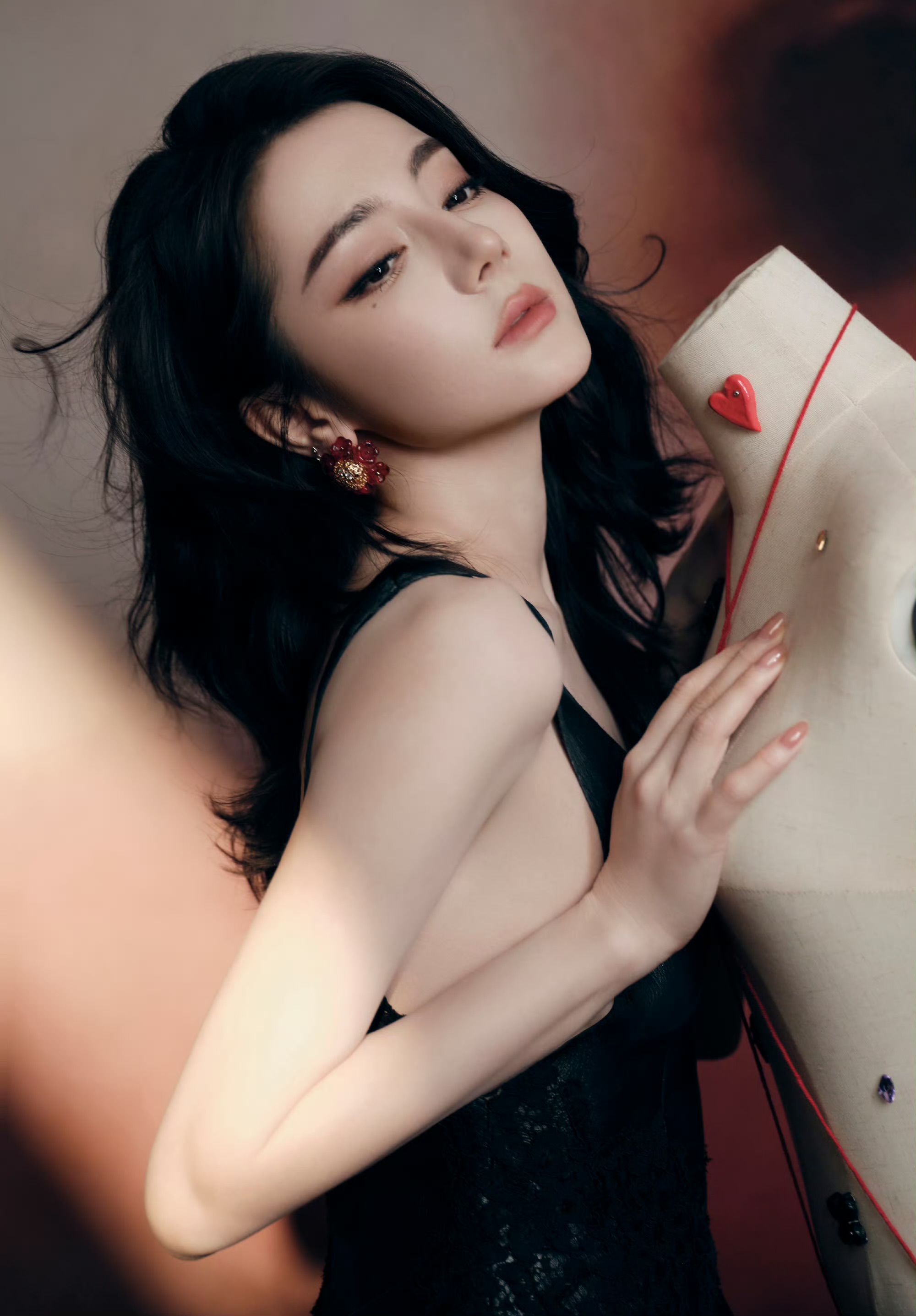 红黑塑鬼王风骨，迪丽热巴演绎冷艳神性穿搭美学