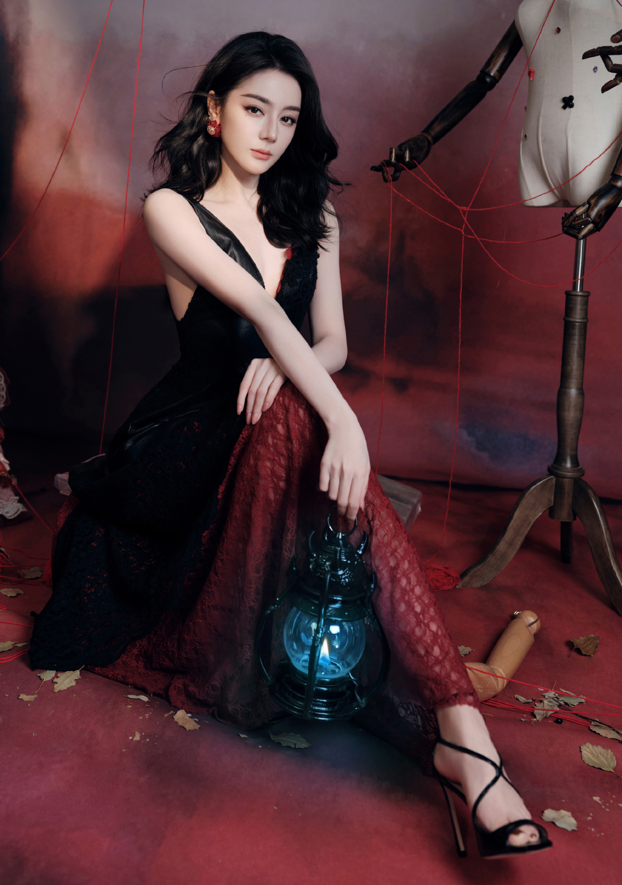 红黑塑鬼王风骨，迪丽热巴演绎冷艳神性穿搭美学