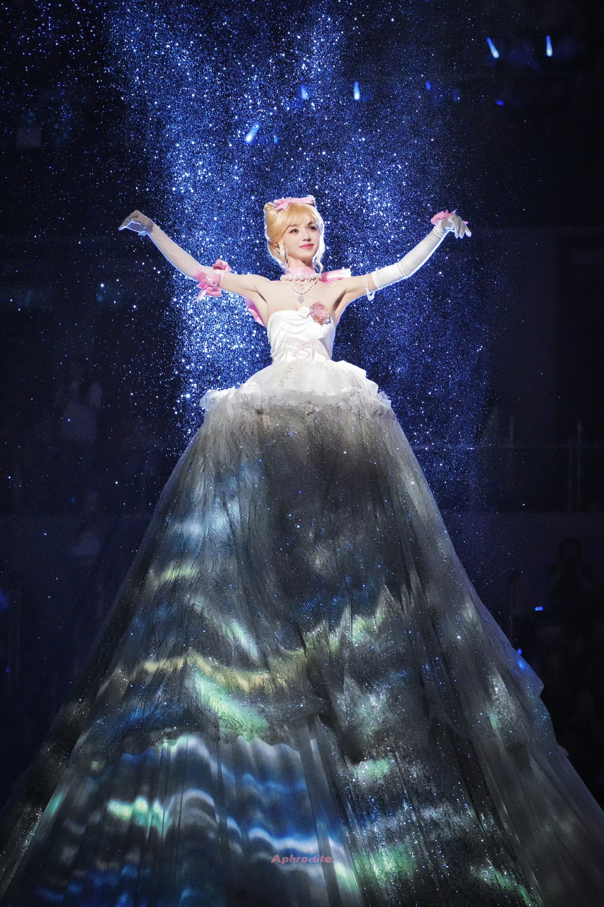 星光缀裙裾，田曦薇解锁童话公主风穿搭范本