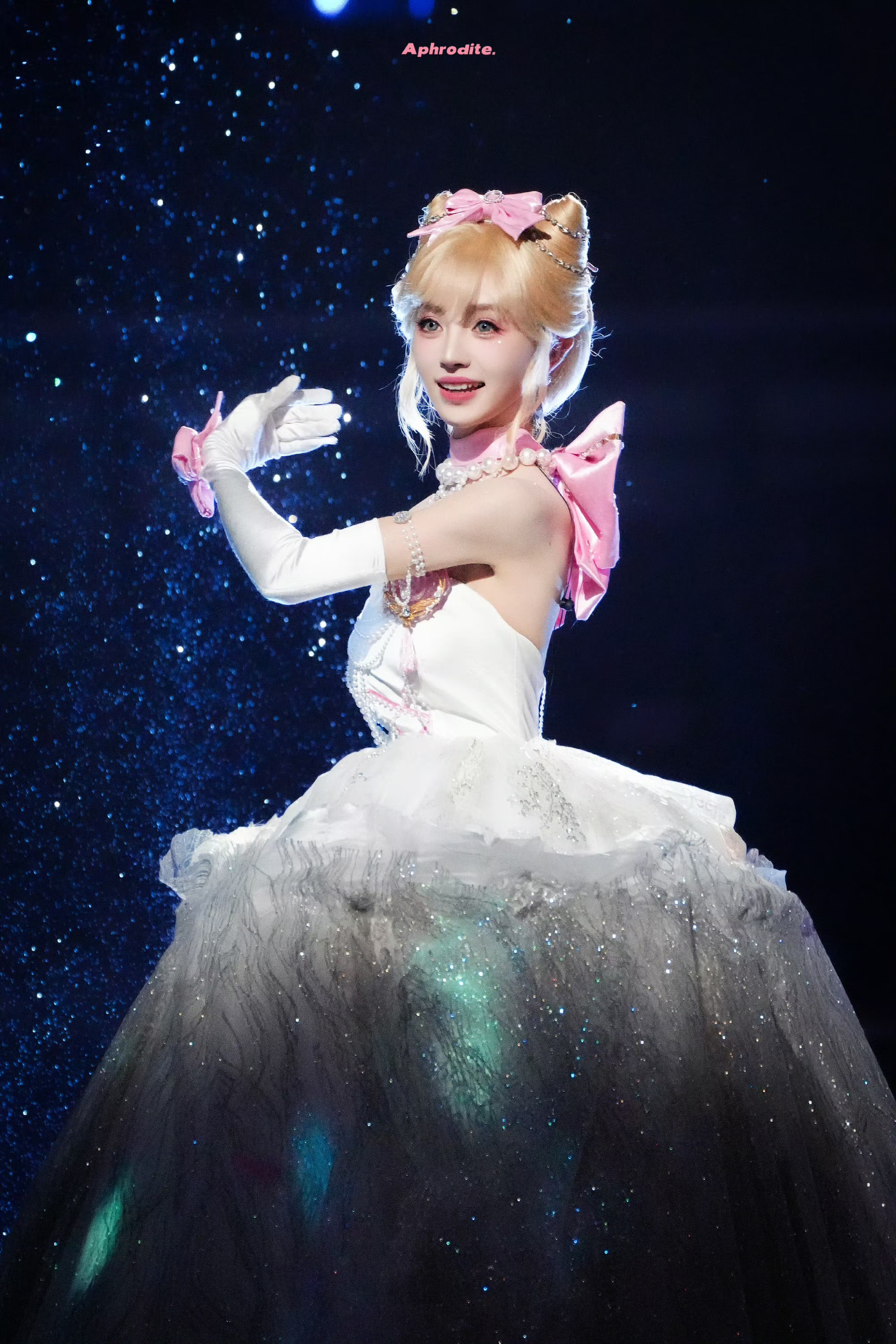 星光缀裙裾，田曦薇解锁童话公主风穿搭范本