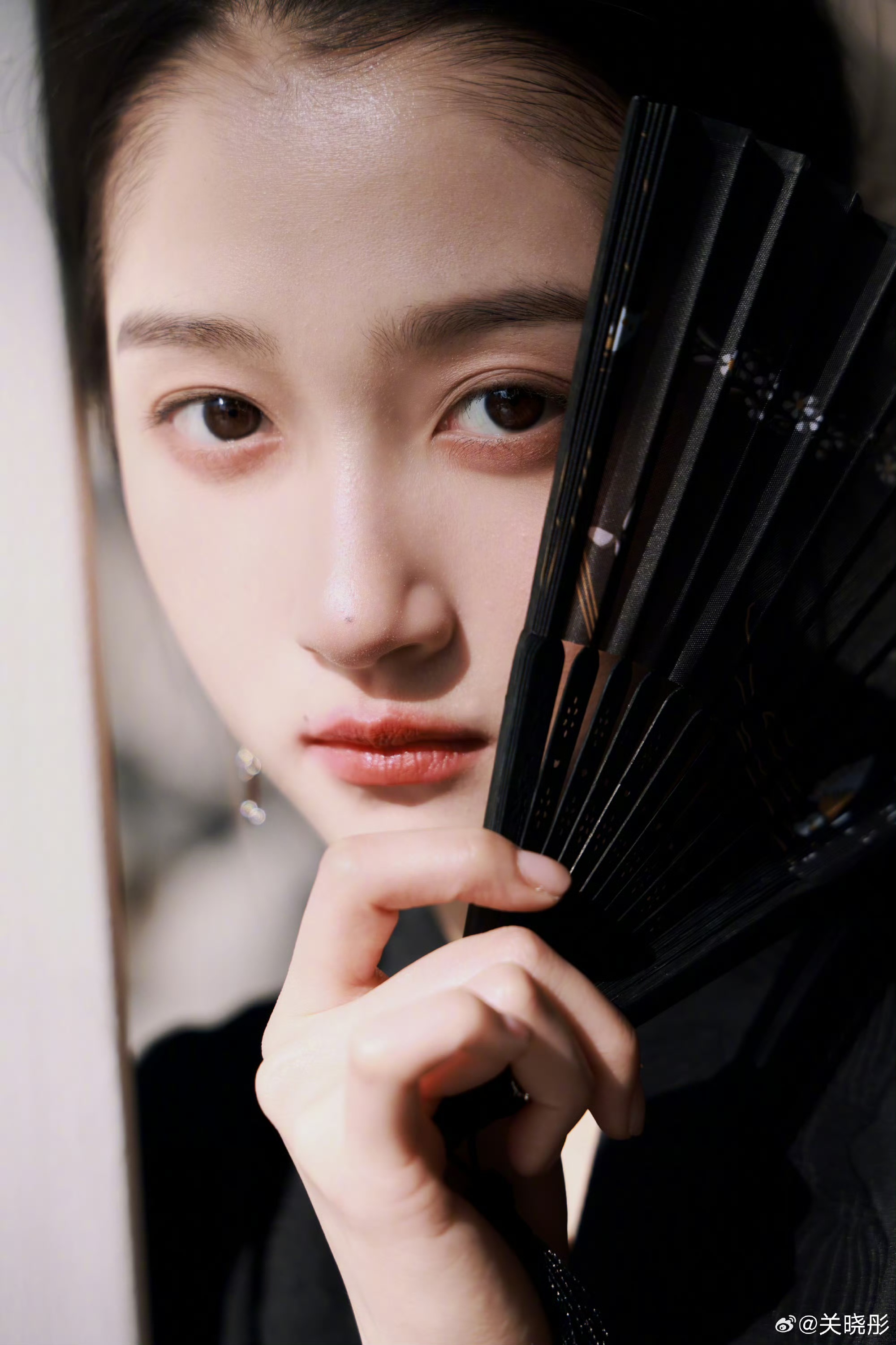 墨色染国风，关晓彤解锁新中式穿搭清冷美学