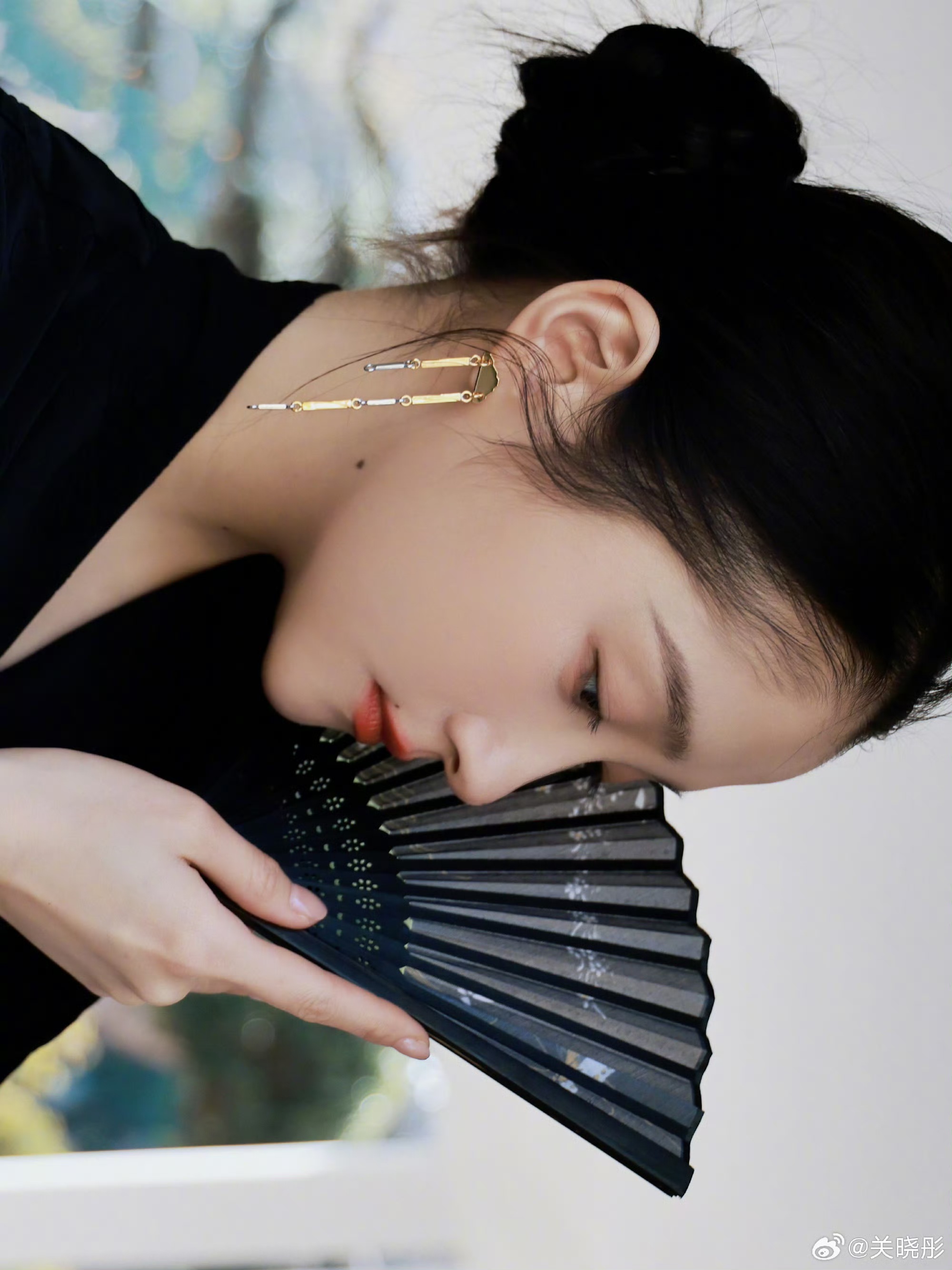 墨色染国风，关晓彤解锁新中式穿搭清冷美学