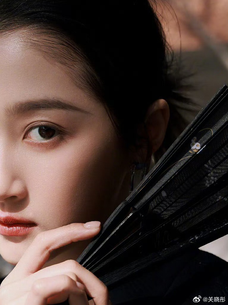 墨色染国风，关晓彤解锁新中式穿搭清冷美学