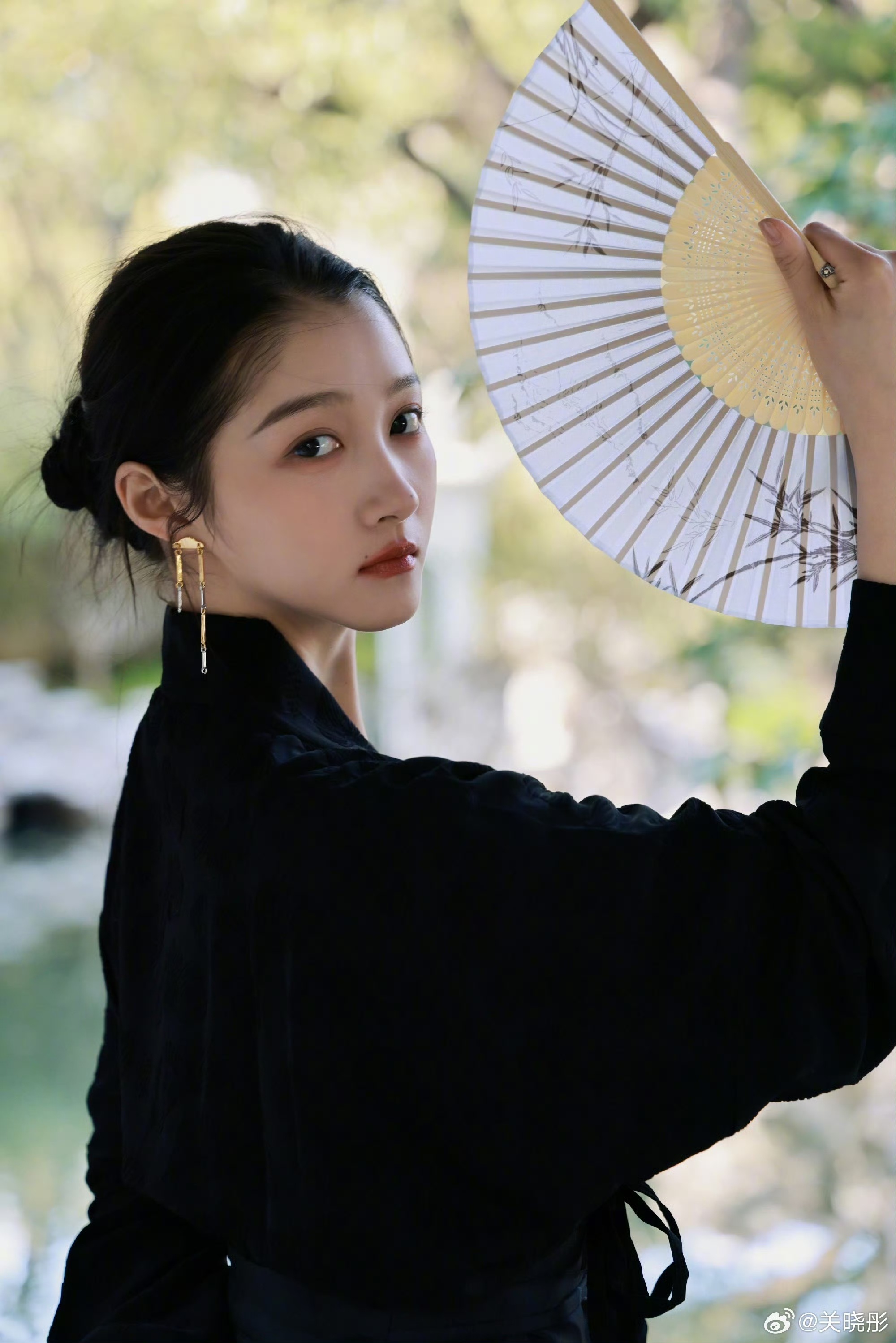 墨色染国风，关晓彤解锁新中式穿搭清冷美学