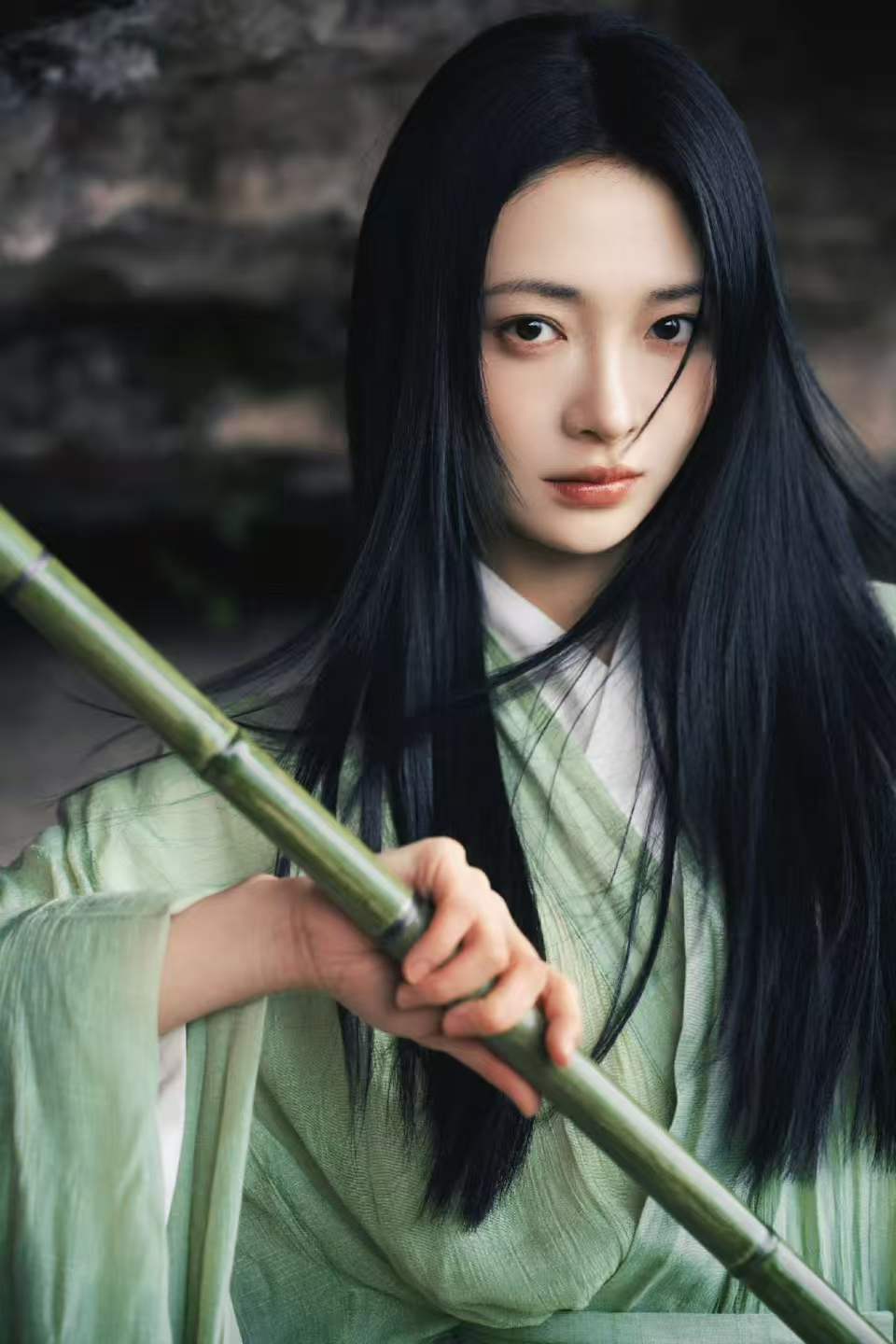 青衣仗剑入江湖，周洁琼演绎新中式侠女穿搭美学