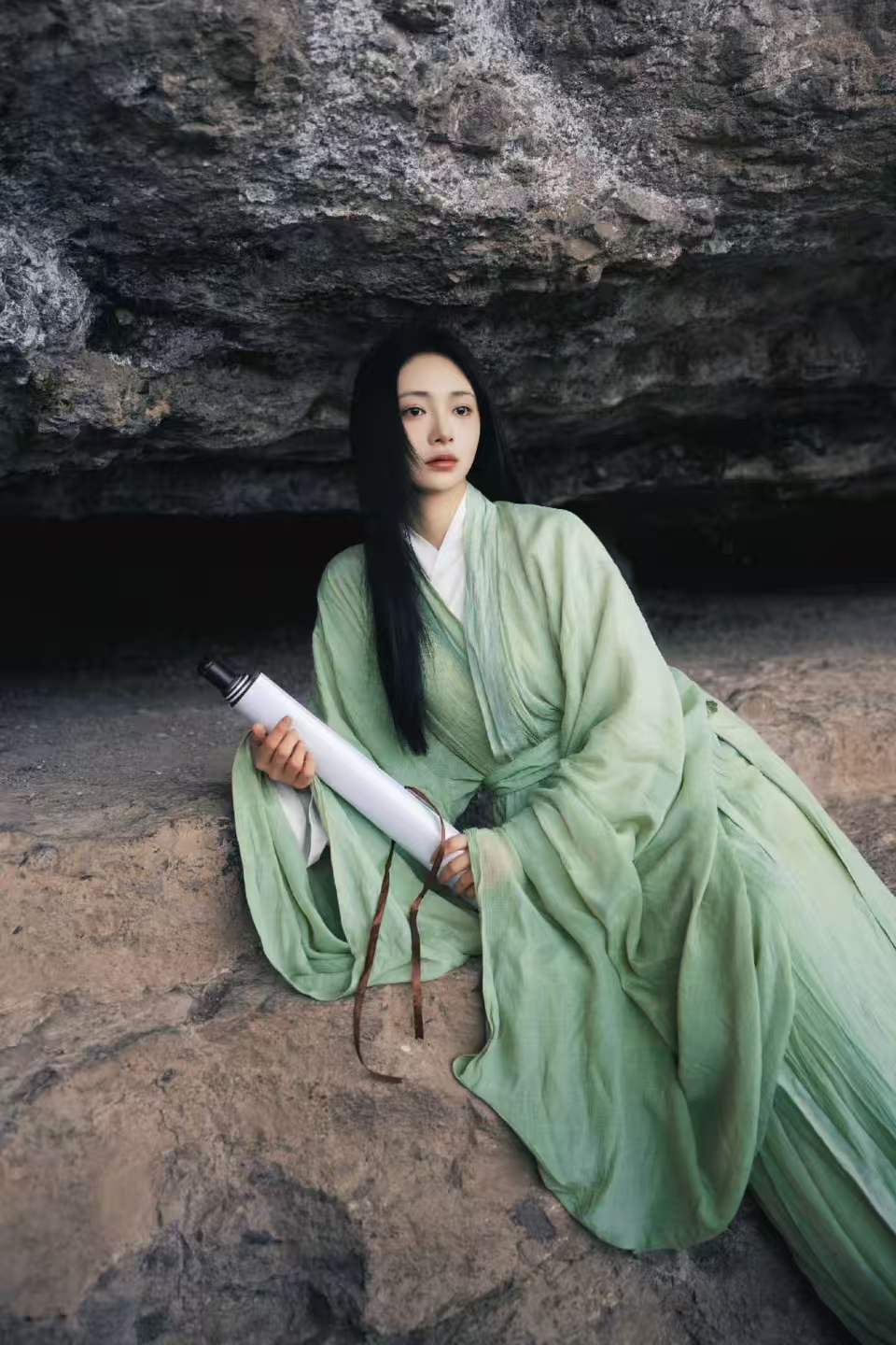 青衣仗剑入江湖,周洁琼演绎新中式侠女穿搭美学