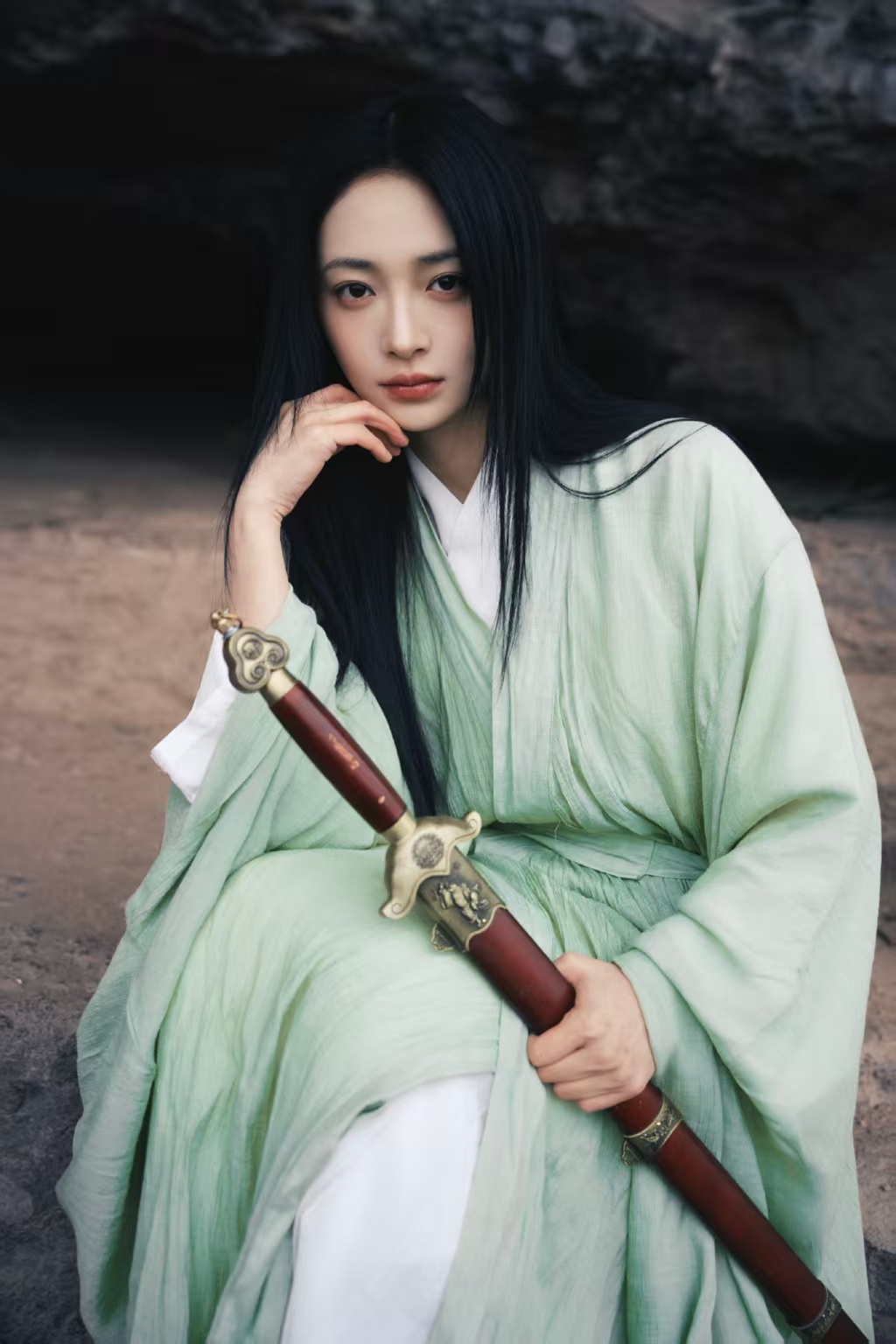 青衣仗剑入江湖，周洁琼演绎新中式侠女穿搭美学