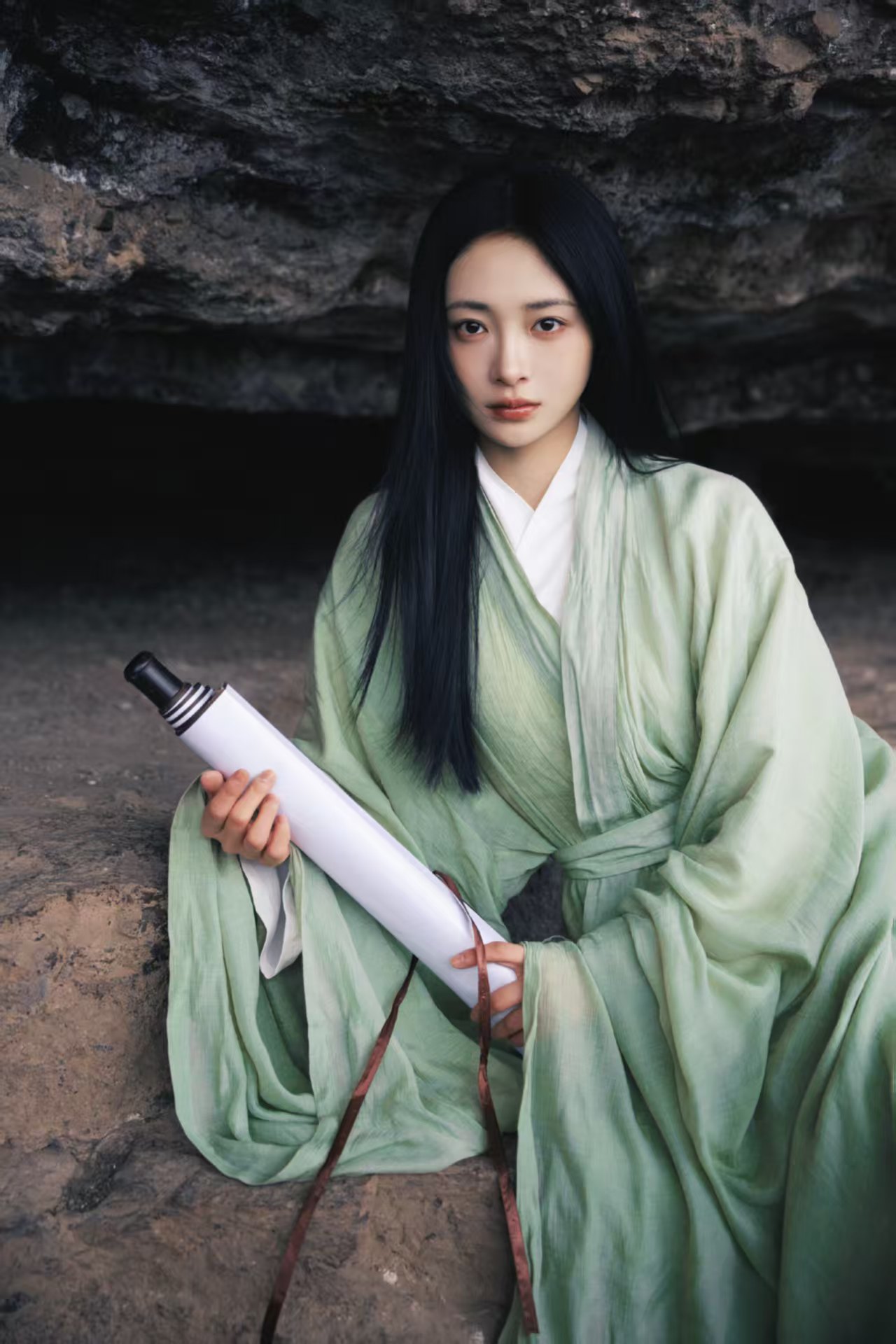 青衣仗剑入江湖,周洁琼演绎新中式侠女穿搭美学