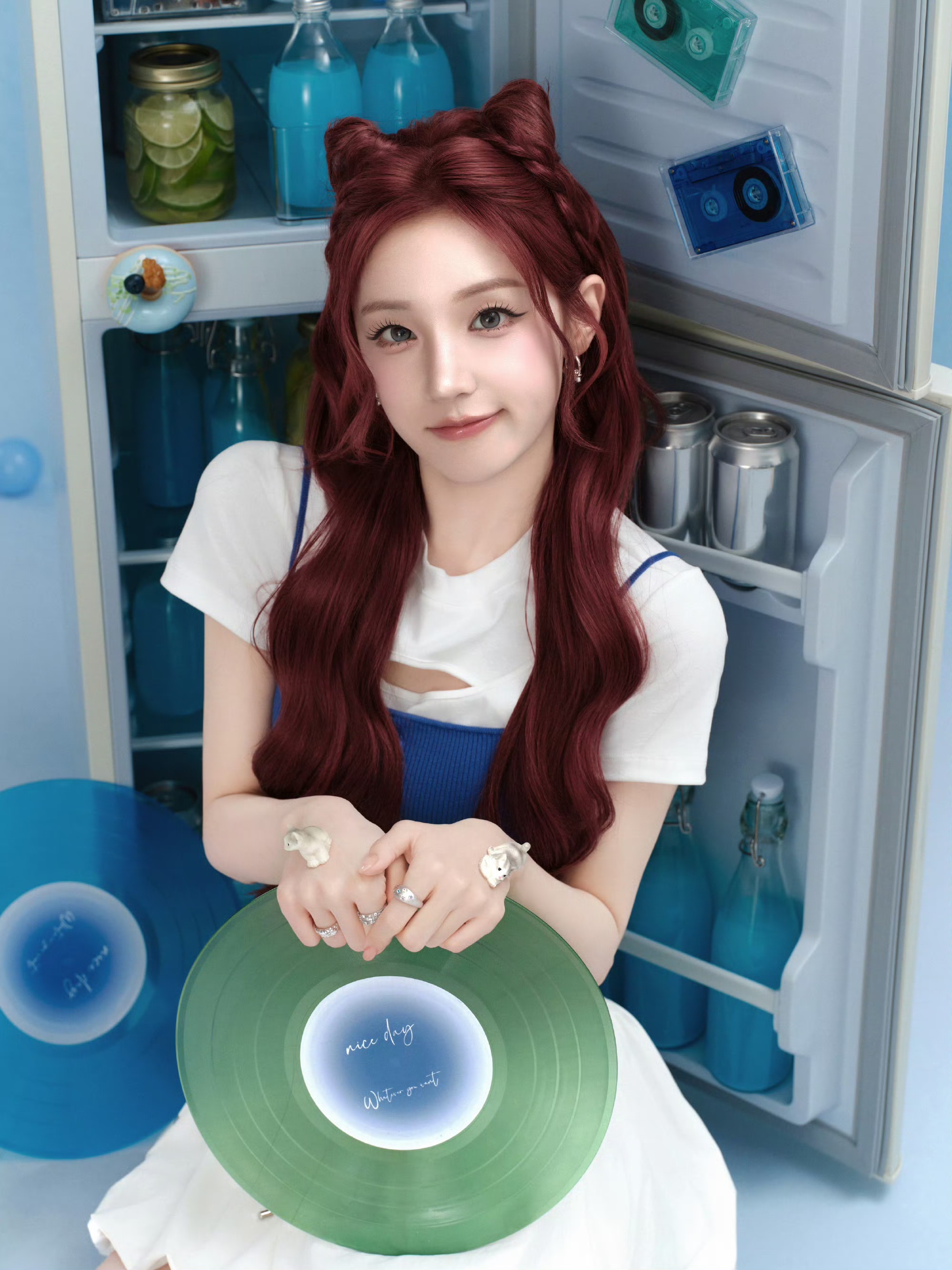 甜酷猫系少女！宋雨琦蓝白撞色穿搭解锁夏日元气密码