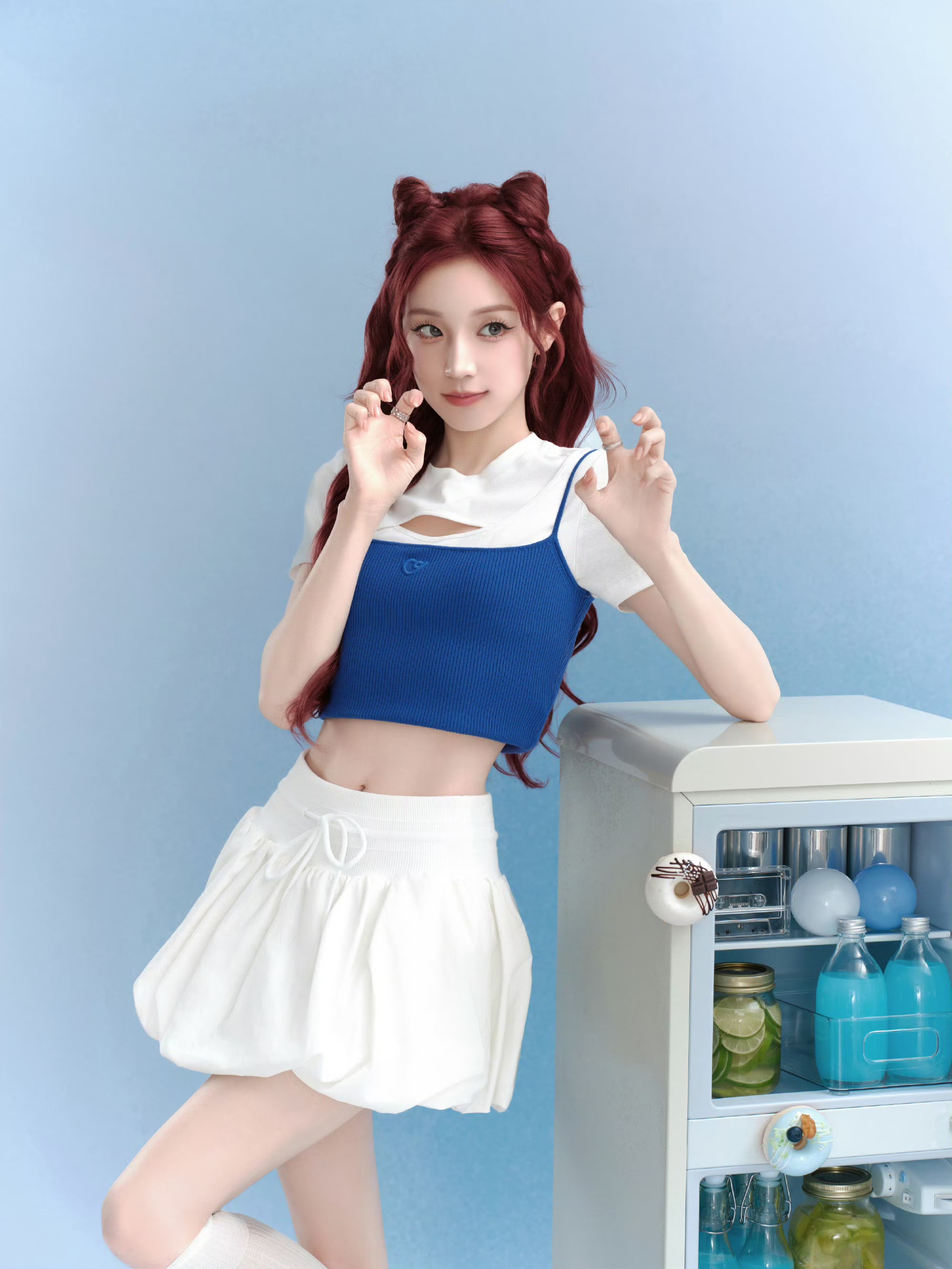 甜酷猫系少女！宋雨琦蓝白撞色穿搭解锁夏日元气密码