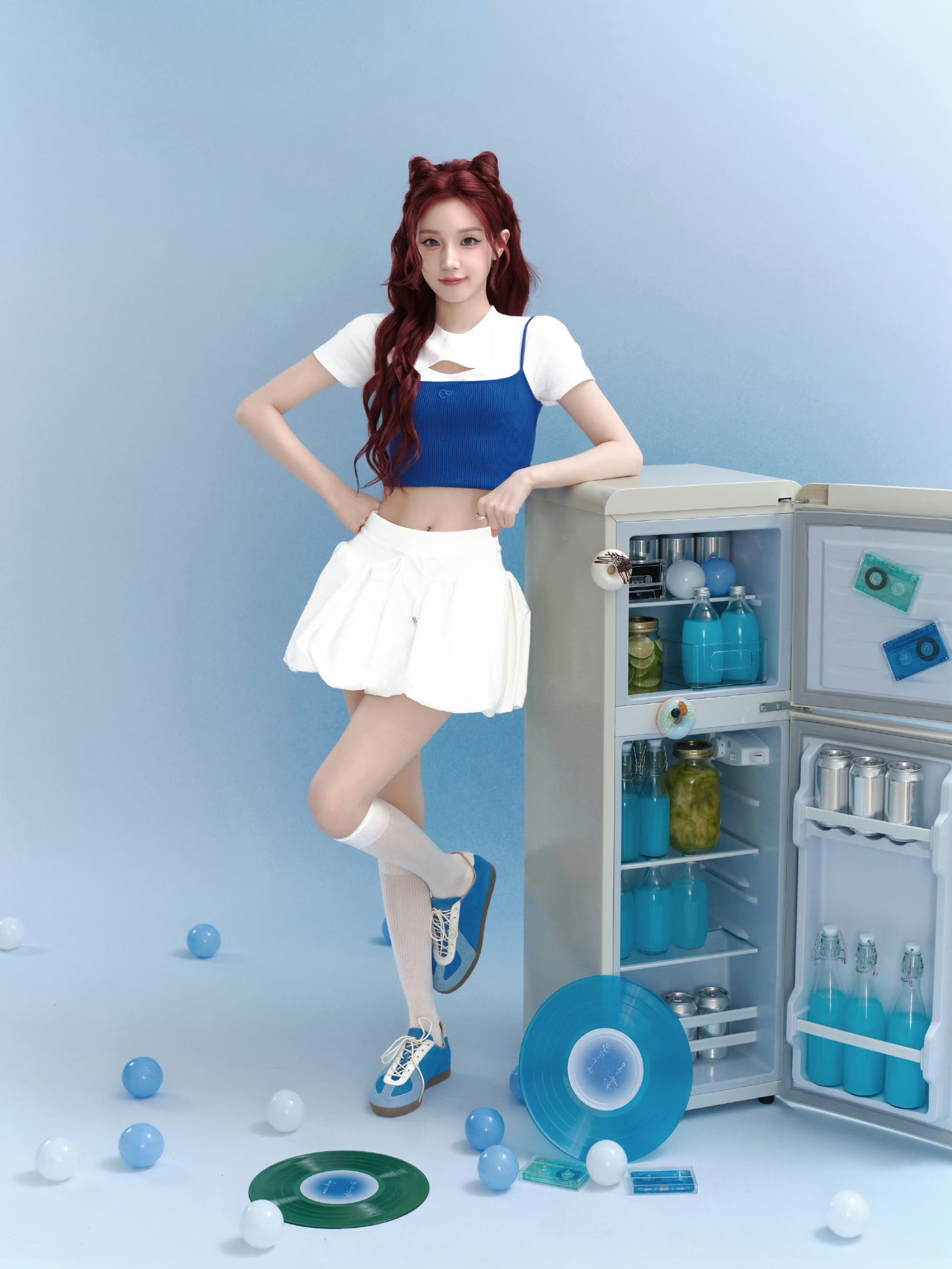 甜酷猫系少女！宋雨琦蓝白撞色穿搭解锁夏日元气密码