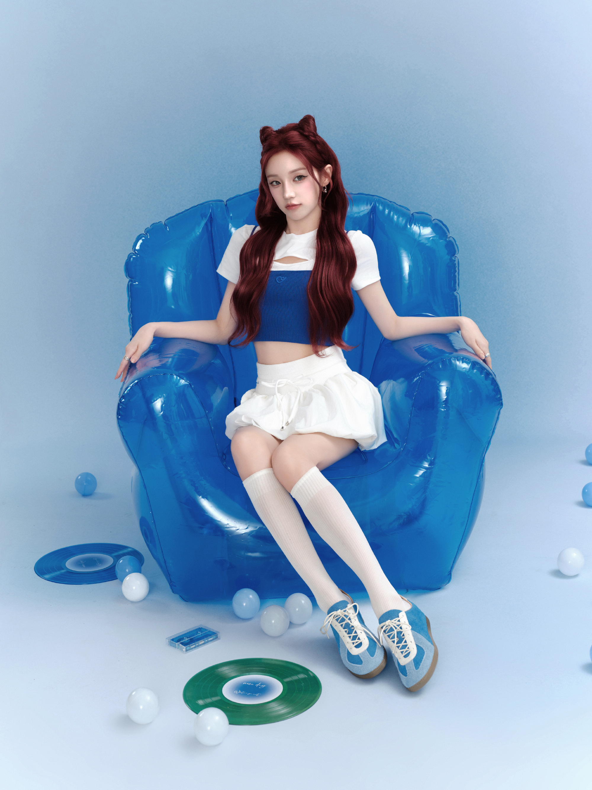 甜酷猫系少女！宋雨琦蓝白撞色穿搭解锁夏日元气密码