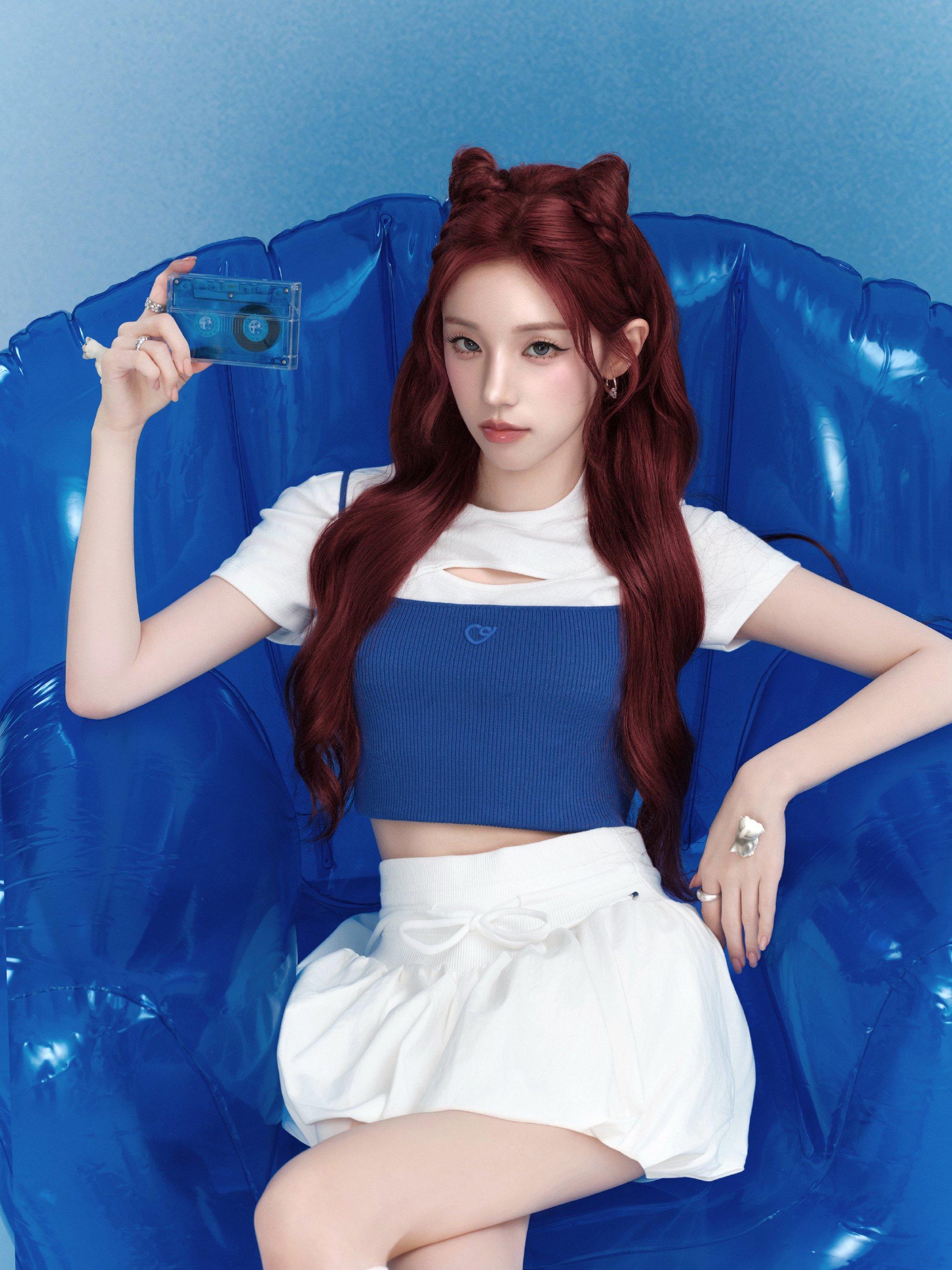 甜酷猫系少女！宋雨琦蓝白撞色穿搭解锁夏日元气密码