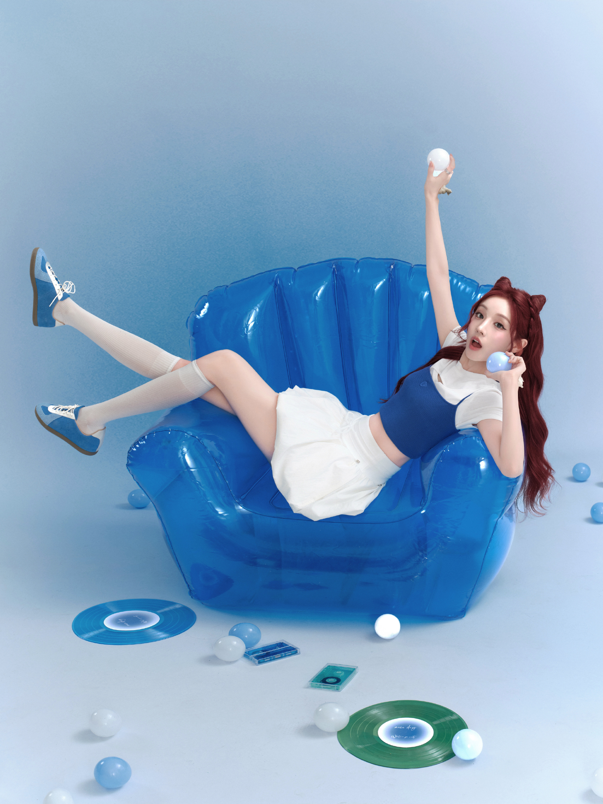 甜酷猫系少女！宋雨琦蓝白撞色穿搭解锁夏日元气密码