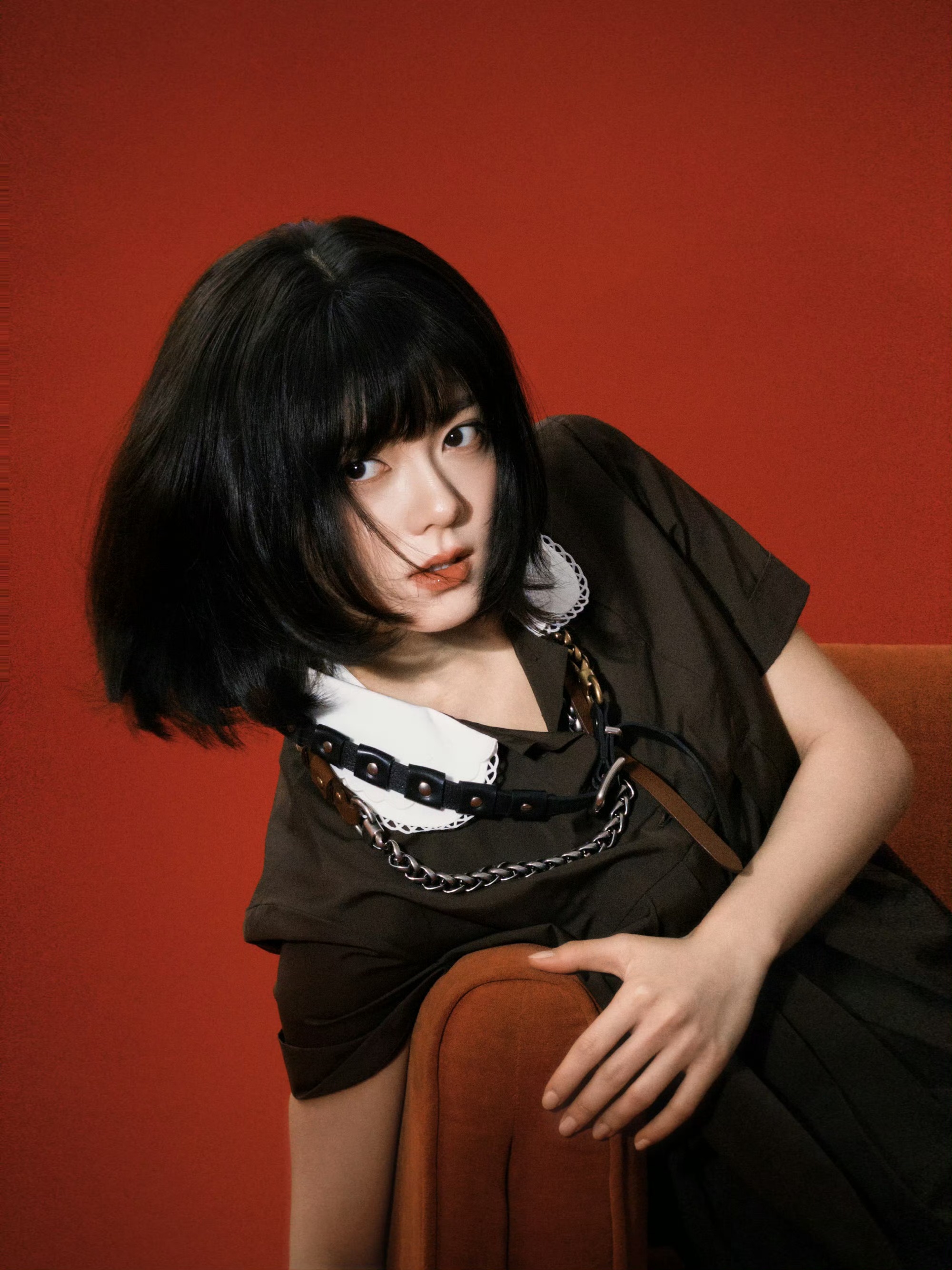 甜酷碰撞！赵今麦复古娃娃领裙装演绎反差感美学