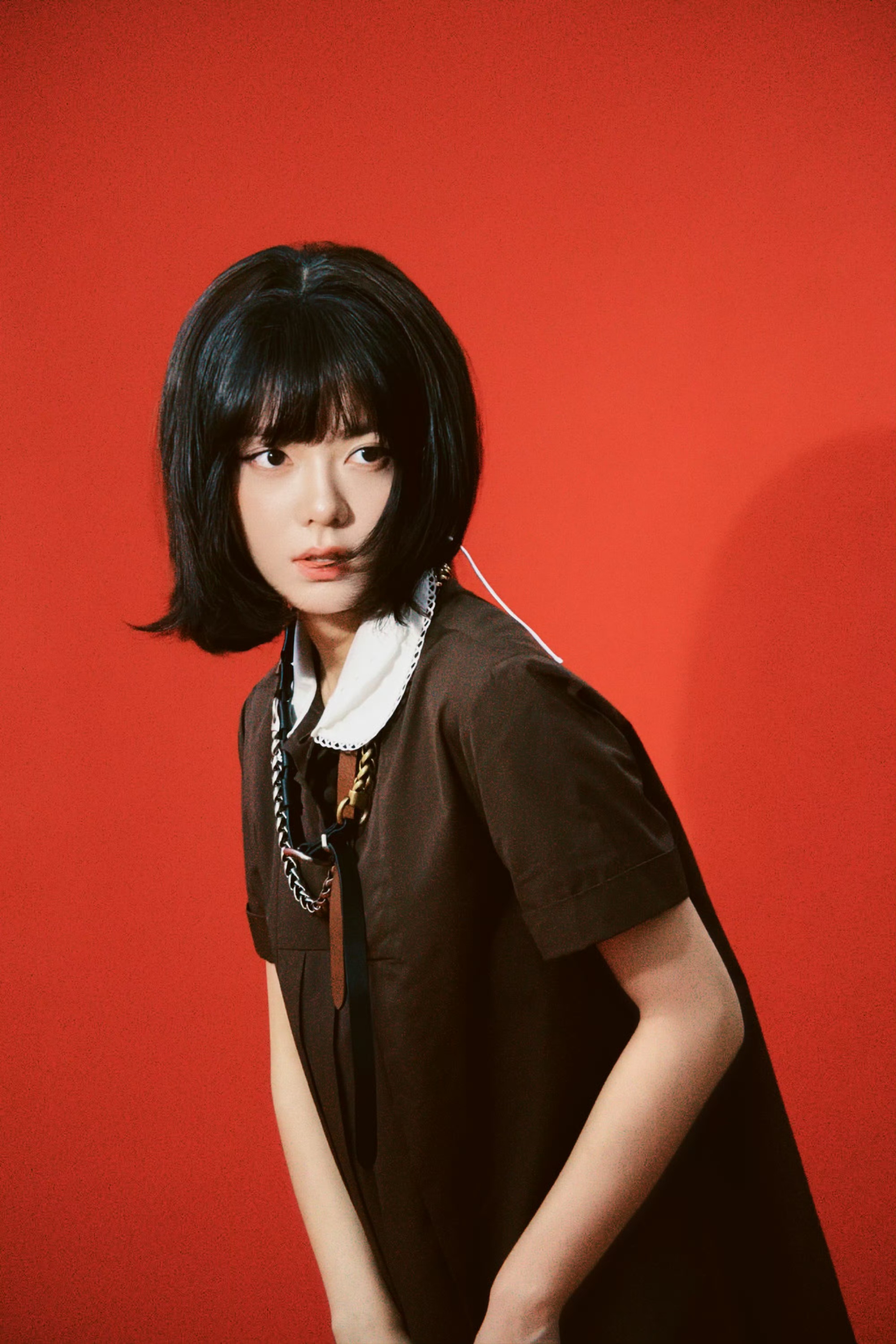 甜酷碰撞!赵今麦复古娃娃领裙装演绎反差感美学