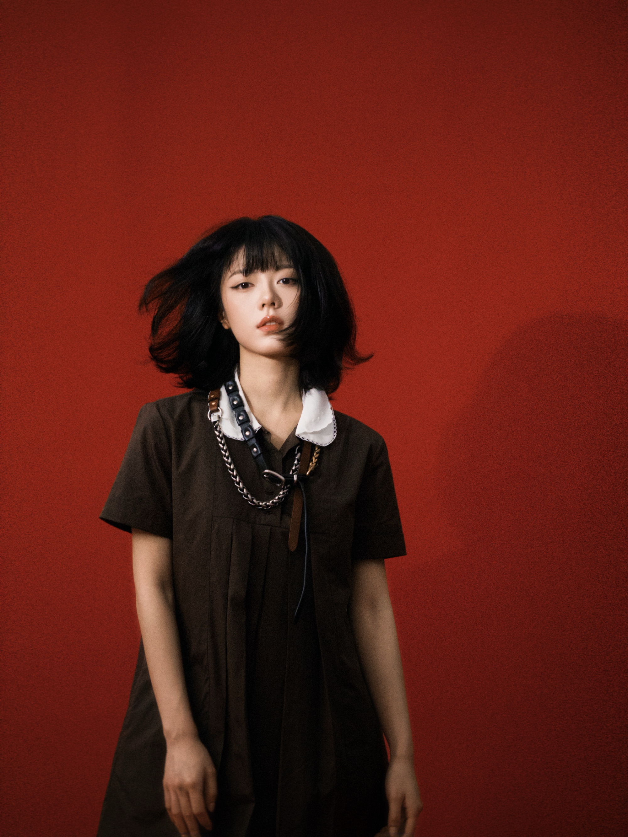 甜酷碰撞！赵今麦复古娃娃领裙装演绎反差感美学