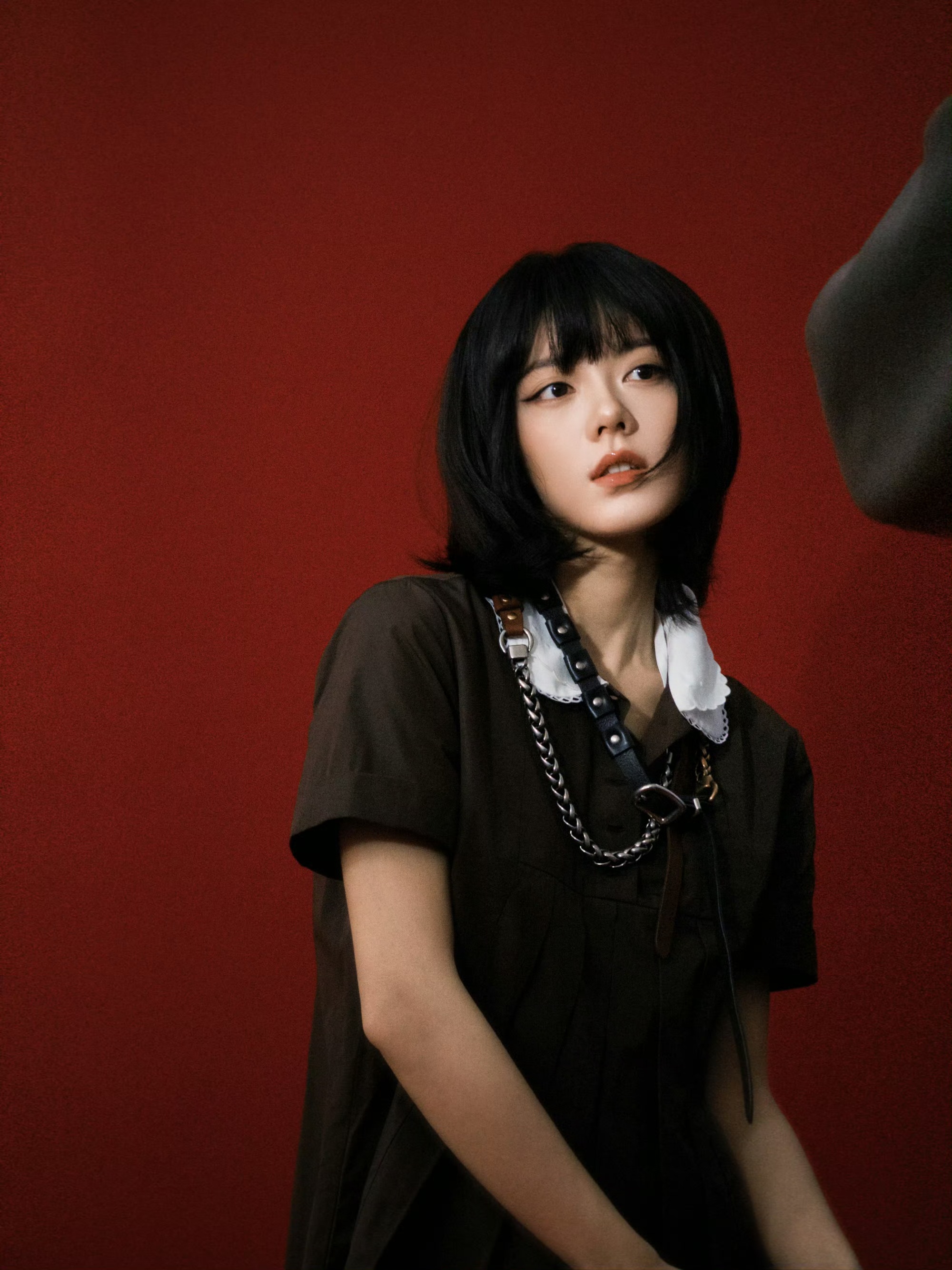 甜酷碰撞!赵今麦复古娃娃领裙装演绎反差感美学