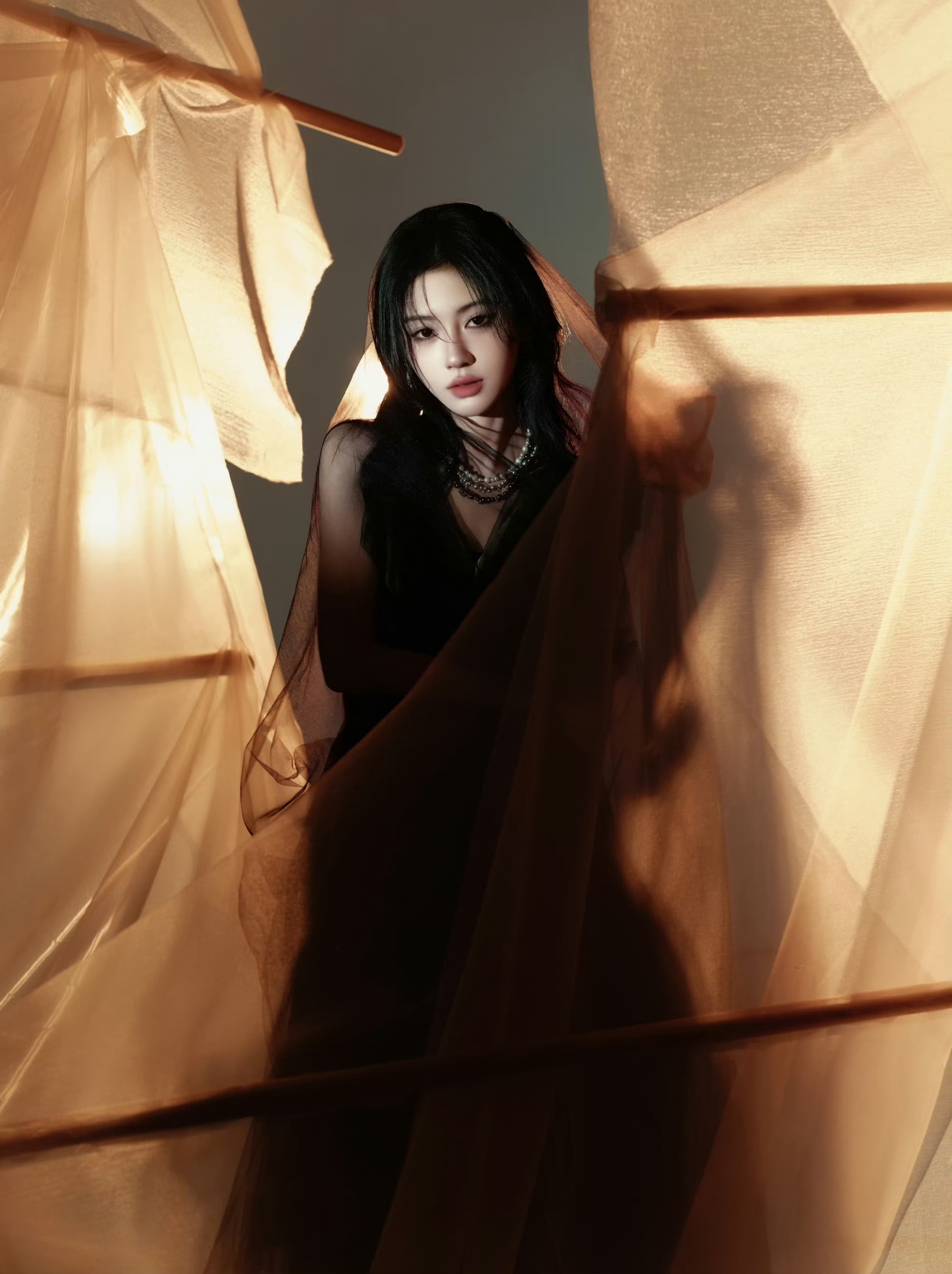 黑纱氛围感穿搭！鞠婧祎演绎神秘清冷美学