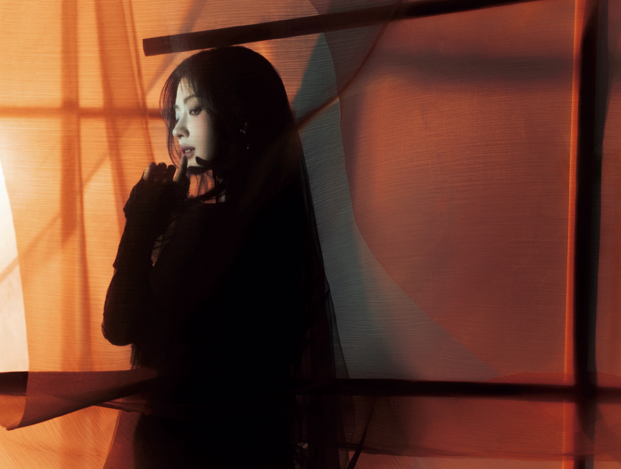 黑纱氛围感穿搭！鞠婧祎演绎神秘清冷美学